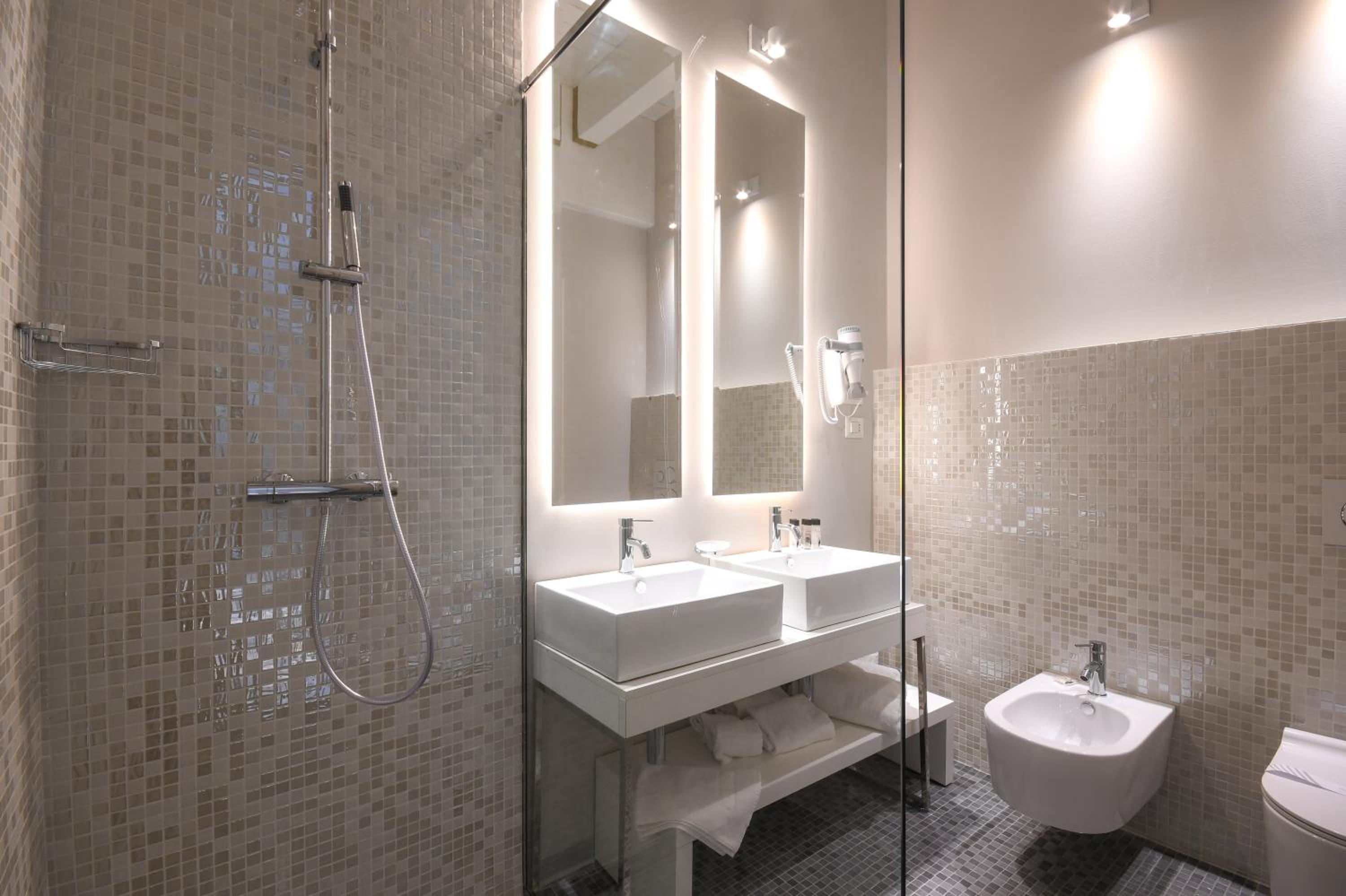 Deluxe Double or Twin Room with Lake View - Photo 8
