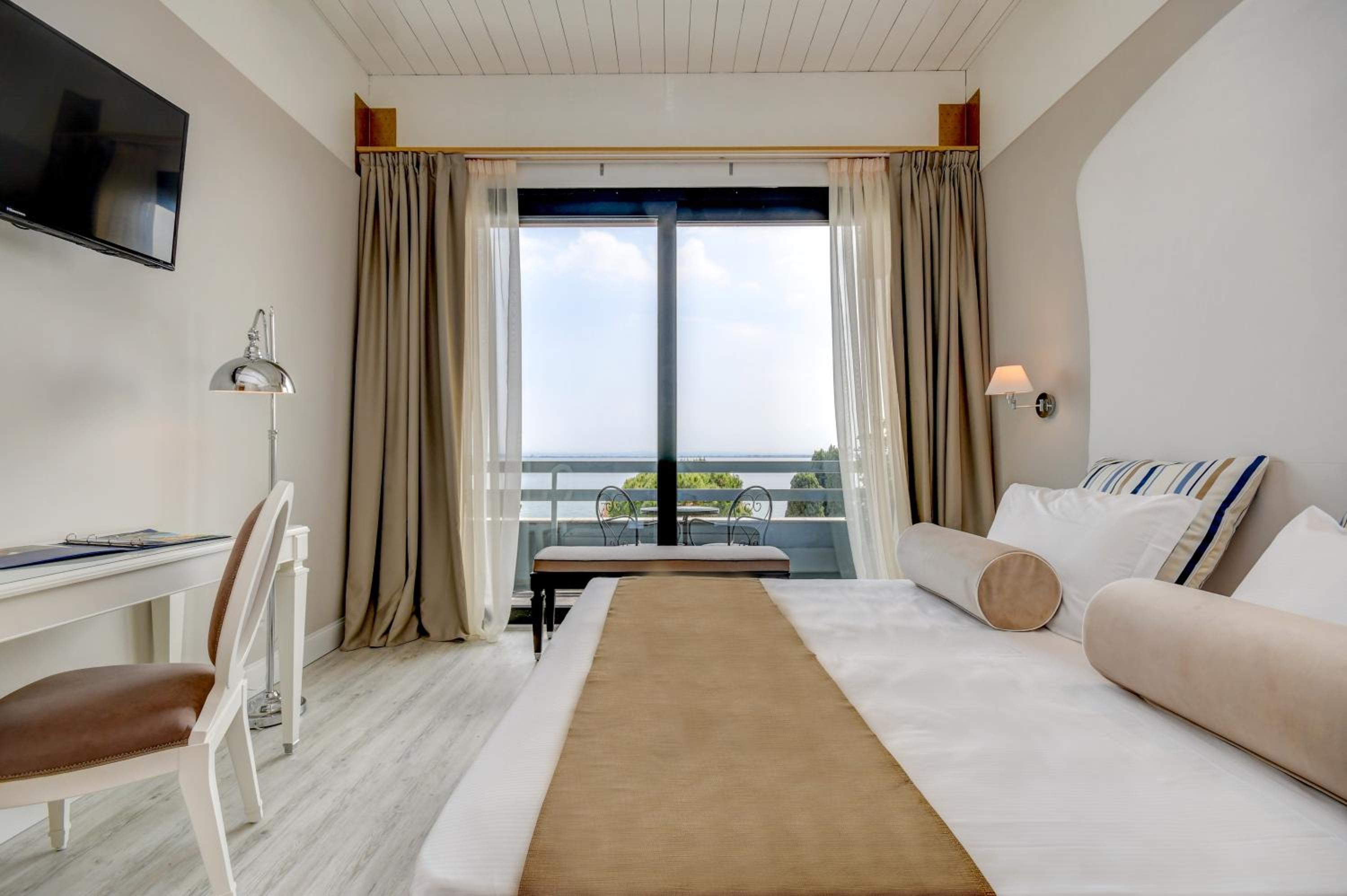 Deluxe Double or Twin Room with Lake View - Photo 1
