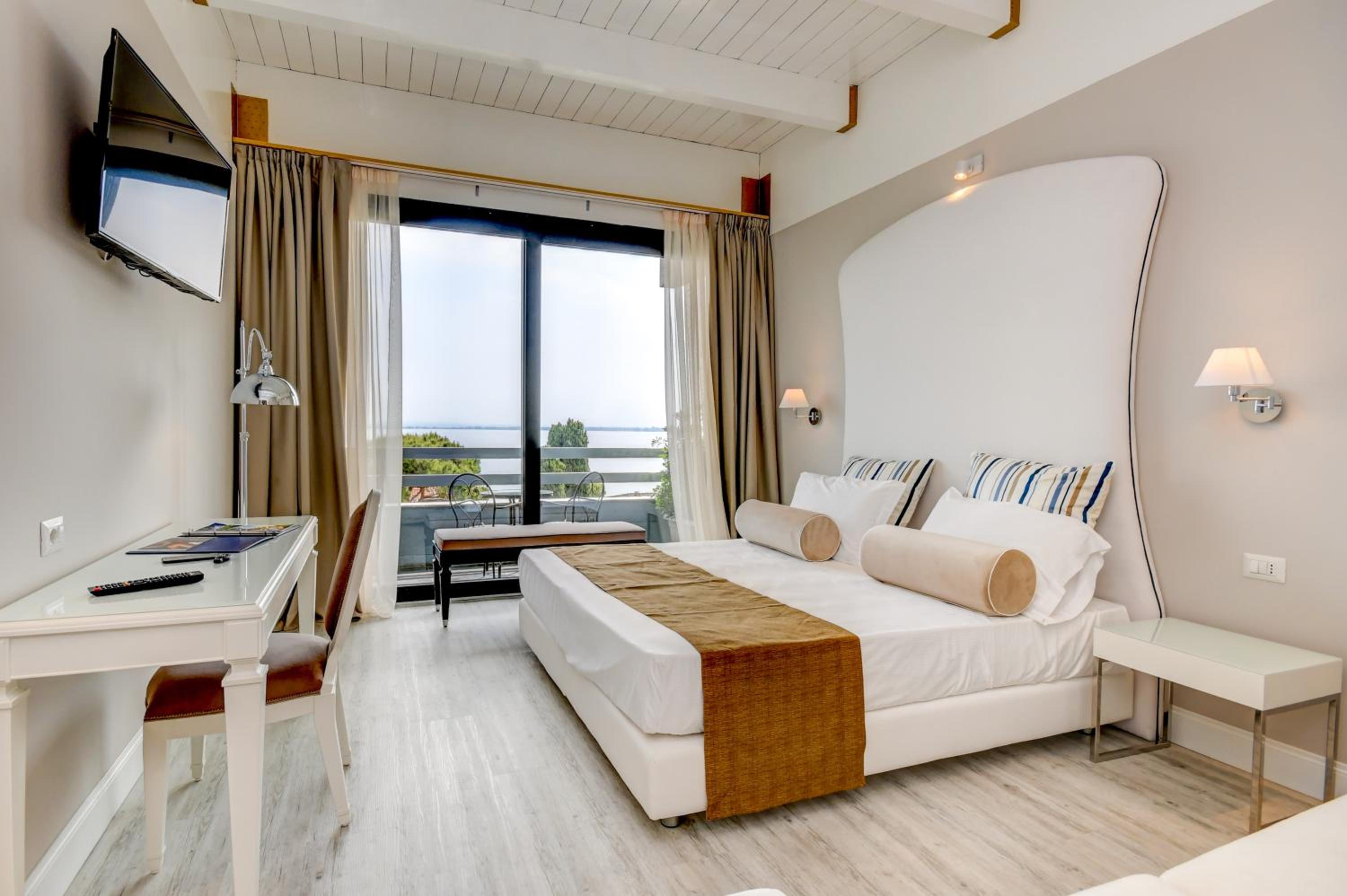 Deluxe Double or Twin Room with Lake View - Photo 2