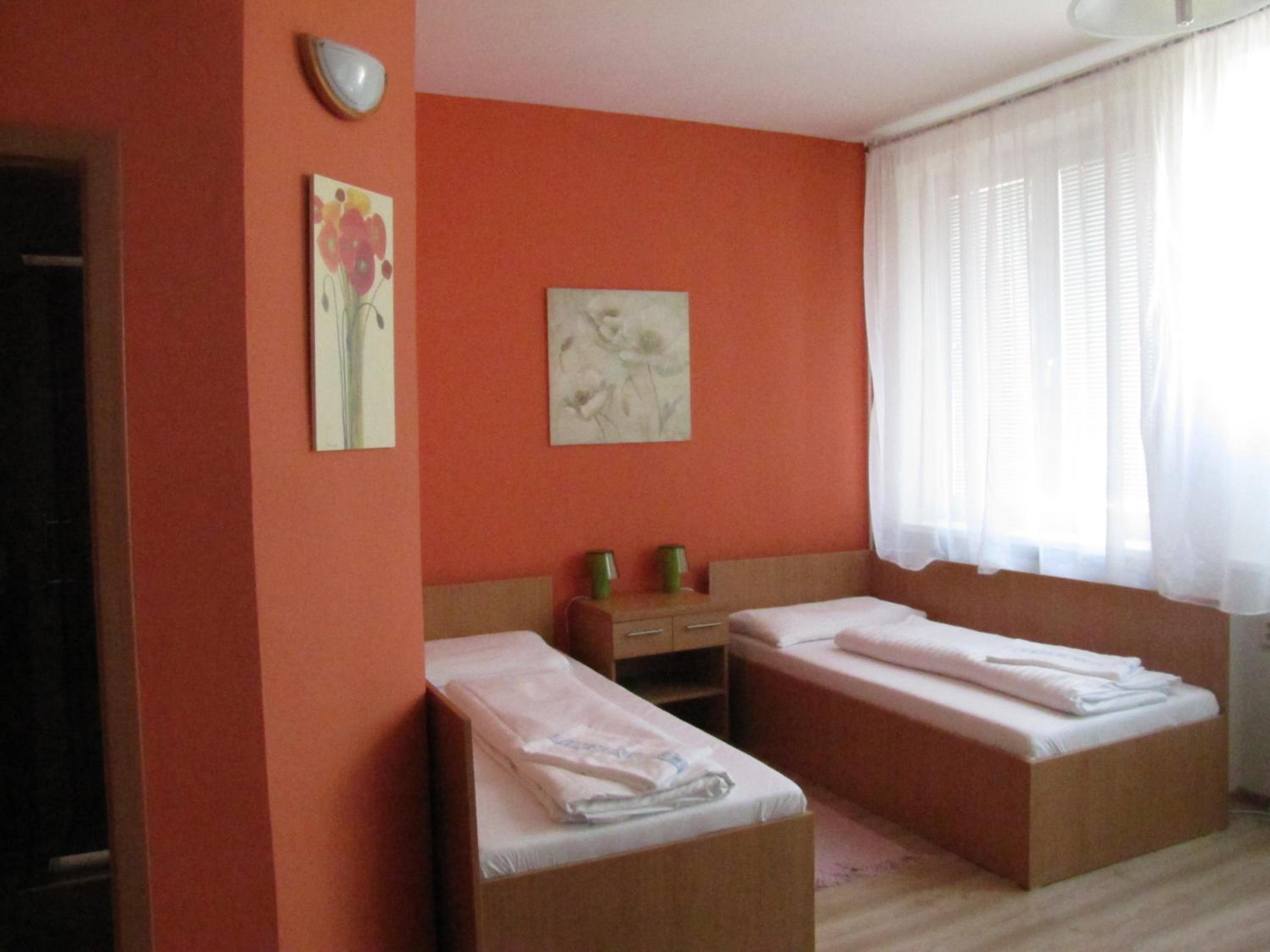 Economy Twin Room with Street View - Photo 5
