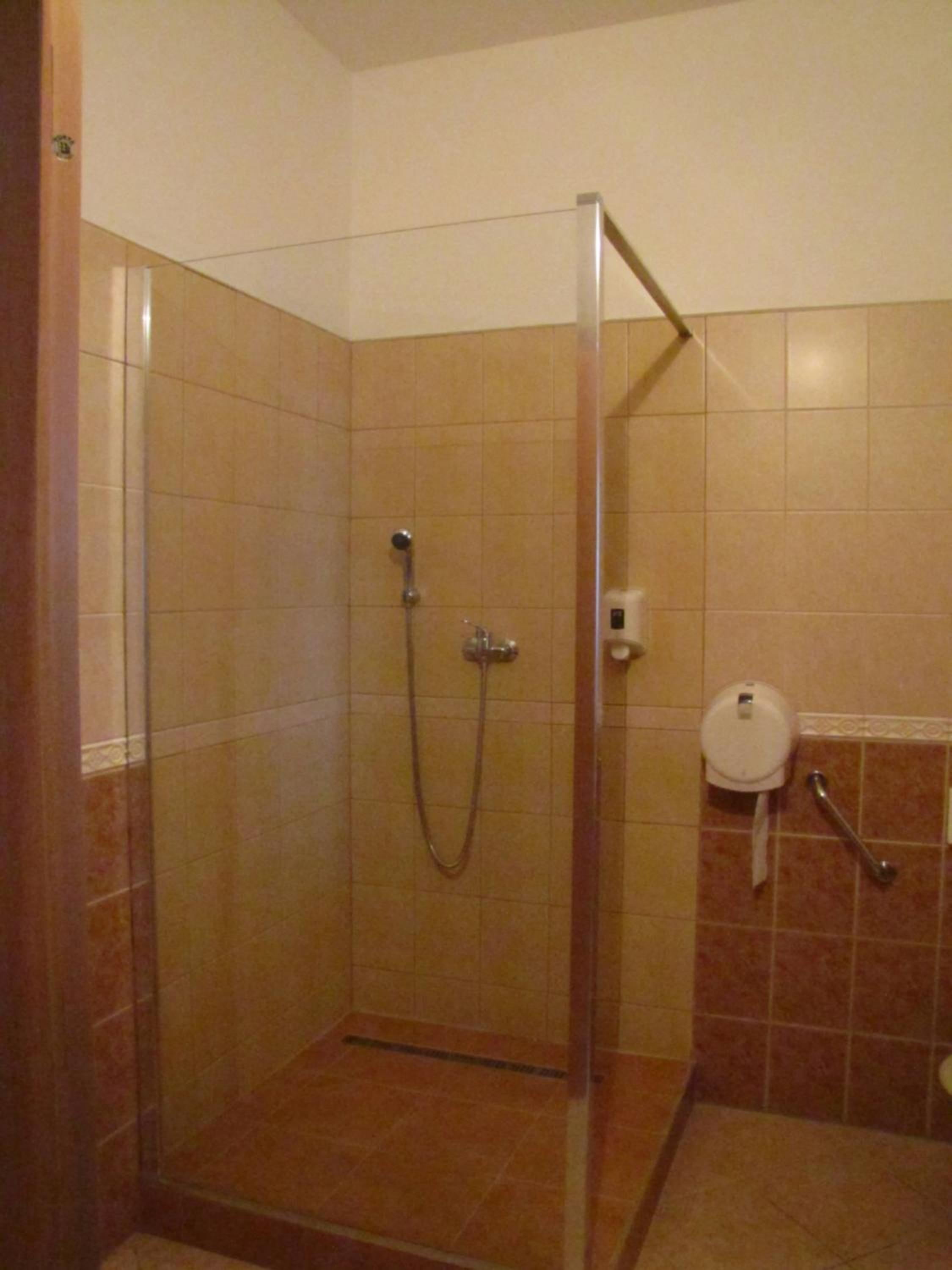 Economy Twin Room with Street View - Photo 8