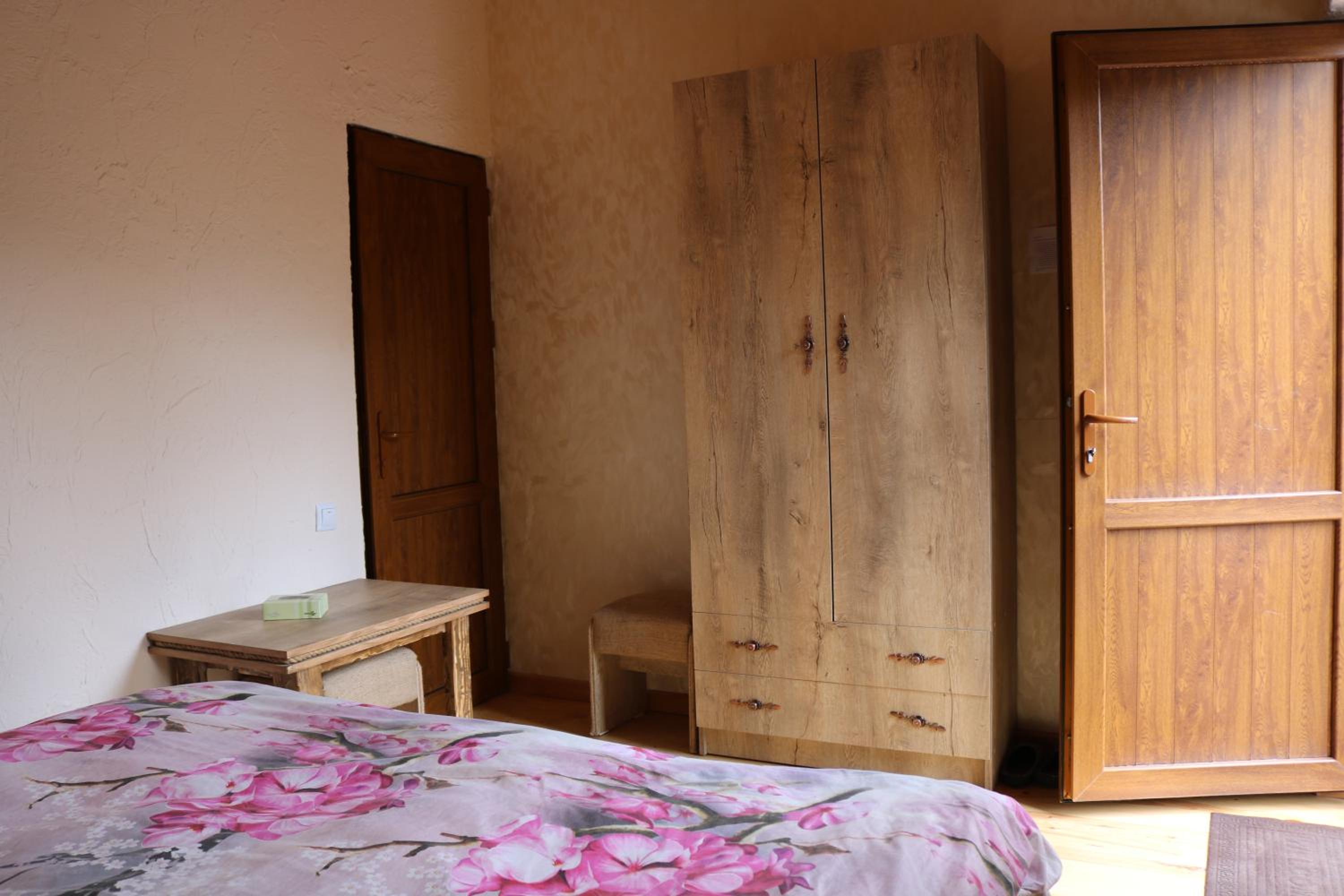 Large Double Room with Private Bathroom photo 3