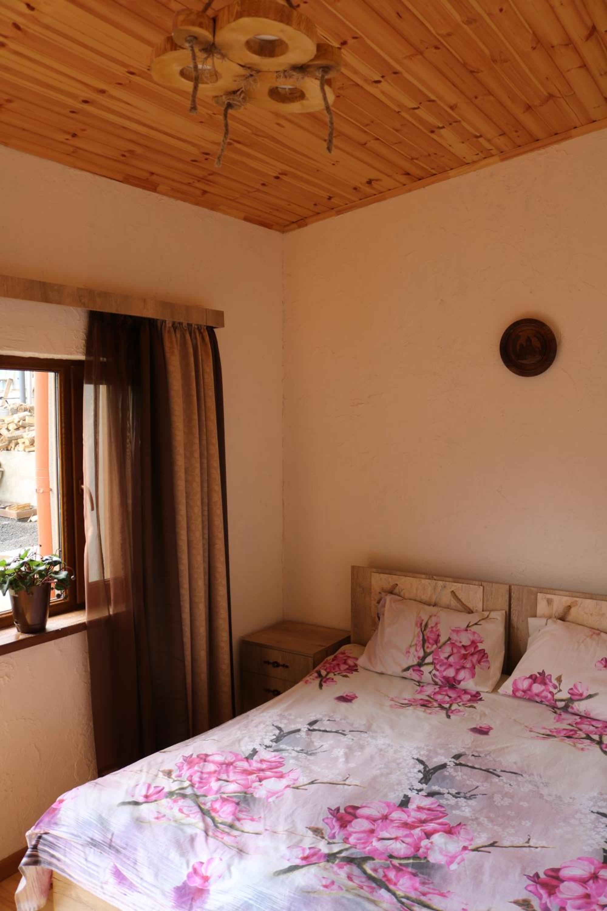 Large Double Room with Private Bathroom photo 2