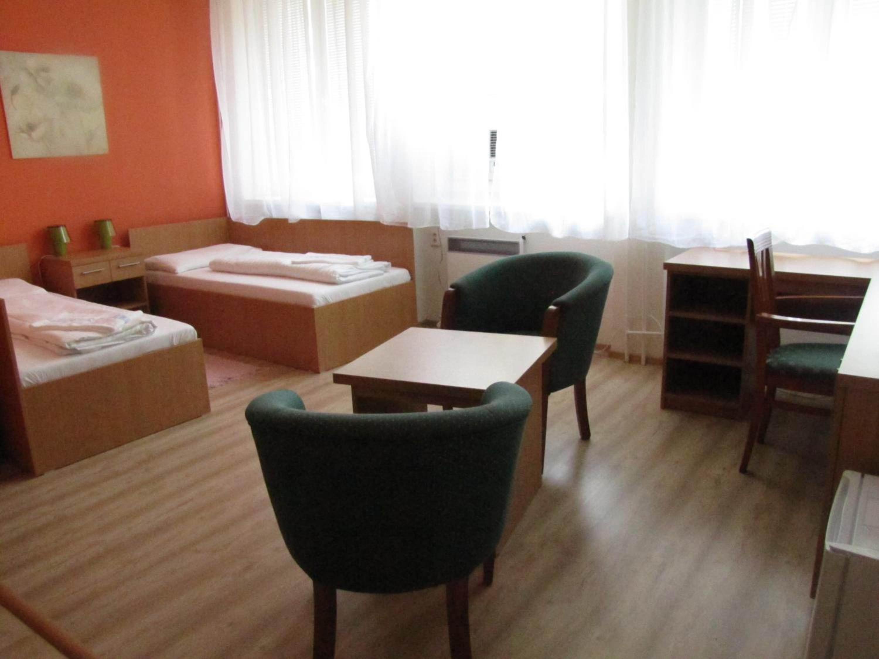 Economy Twin Room with Street View - Photo 2