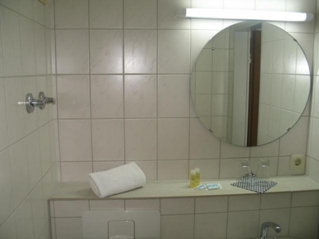 Standard Double Room - Photo 7