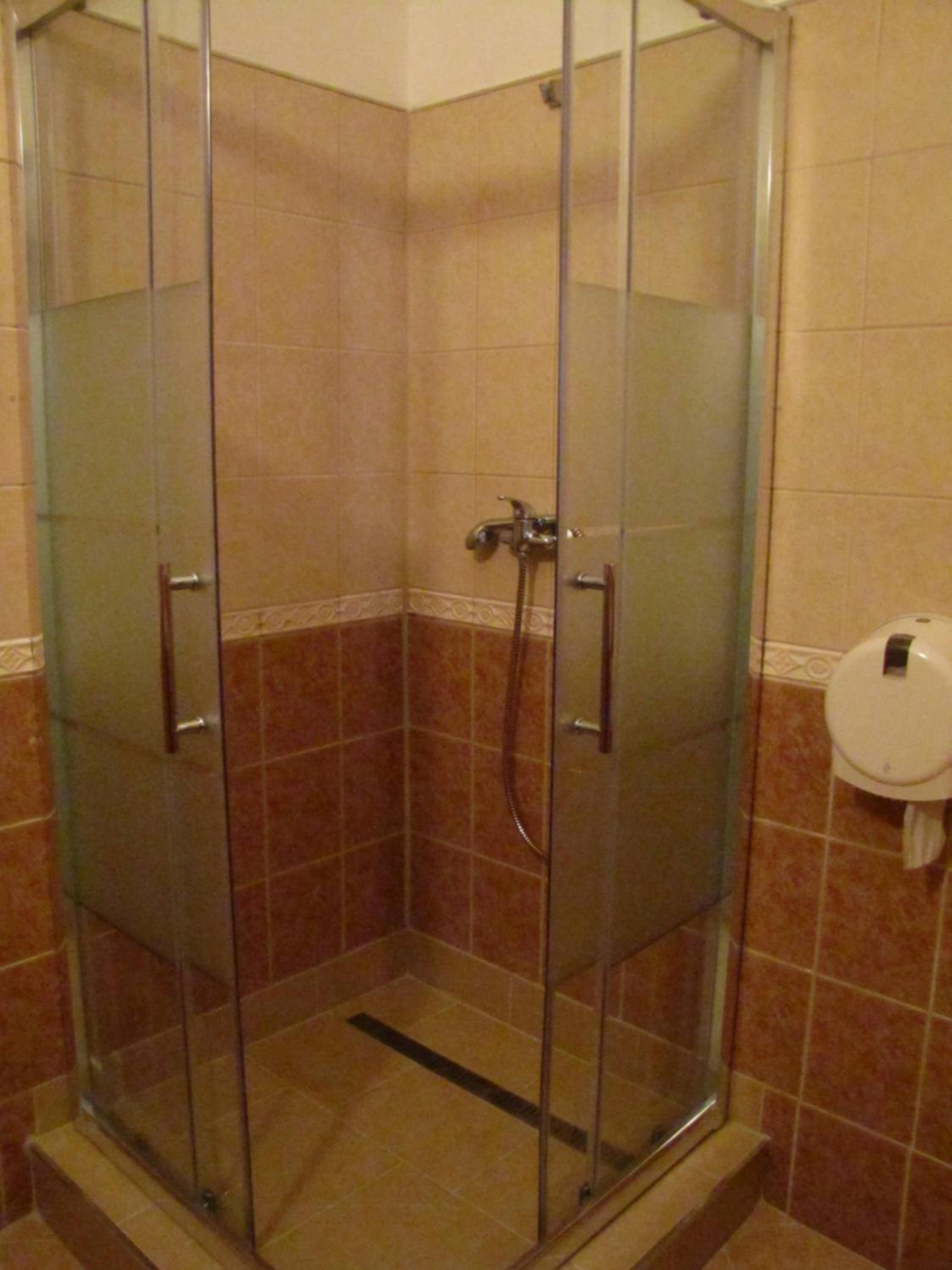 Economy Twin Room with Street View - Photo 4