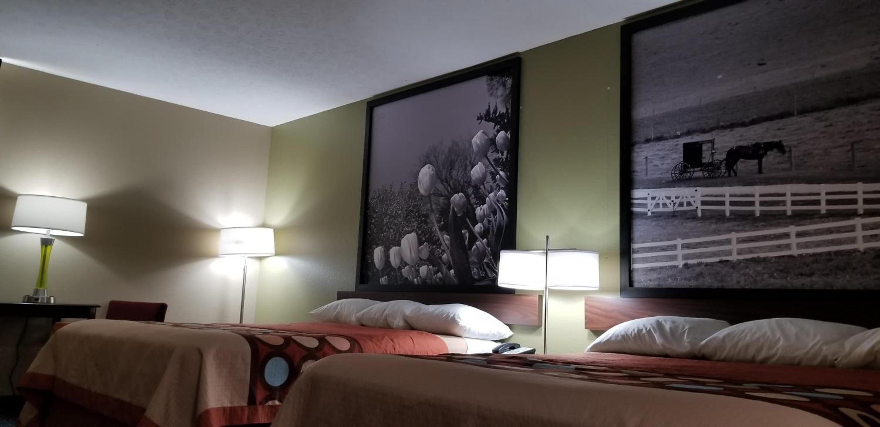Queen Room with Two Queen Beds - Non-Smoking - Photo 4