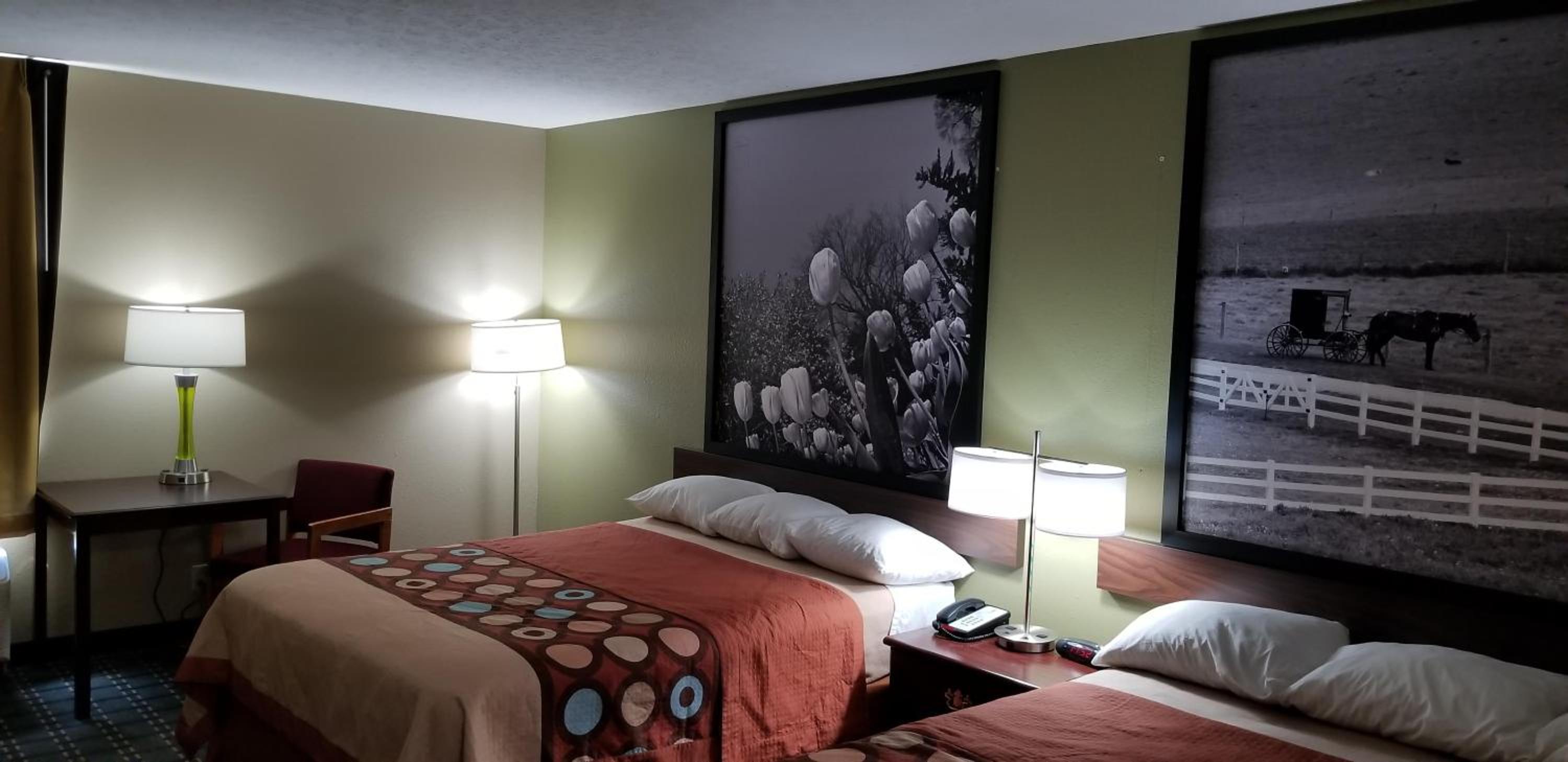 Queen Room with Two Queen Beds - Non-Smoking - Photo 3
