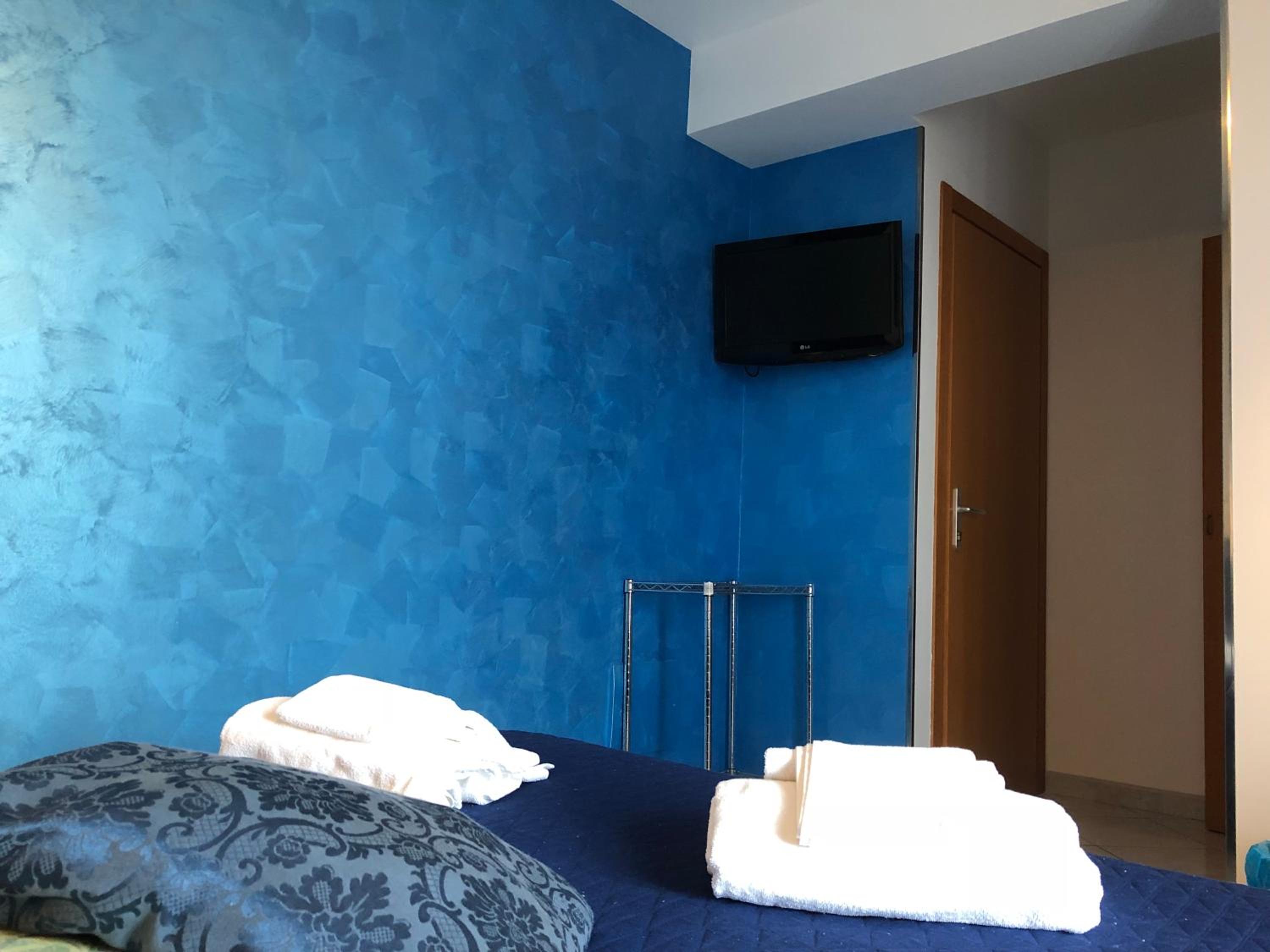 Double Room - Photo 7