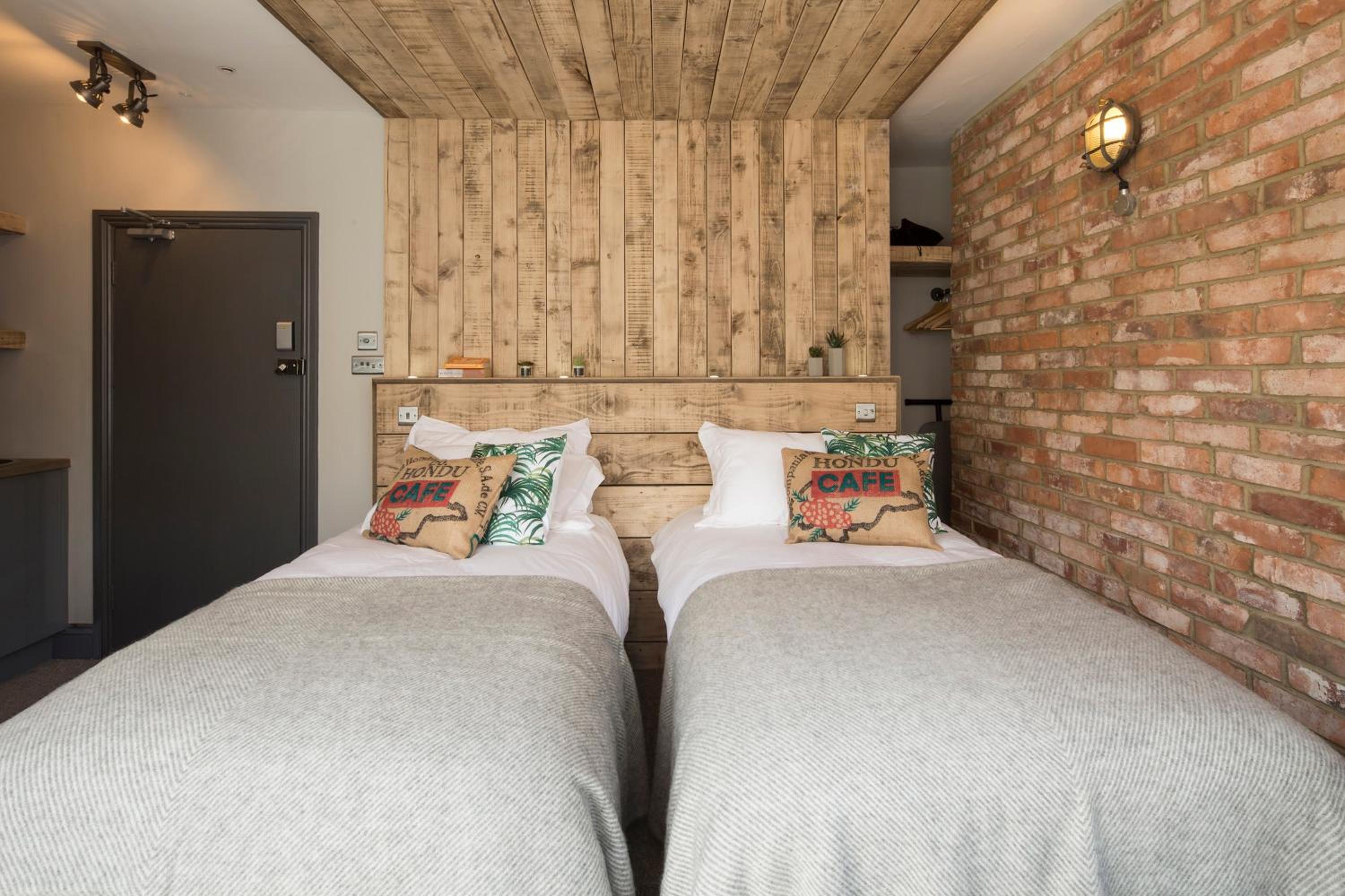 Double or Twin Room - Photo 3