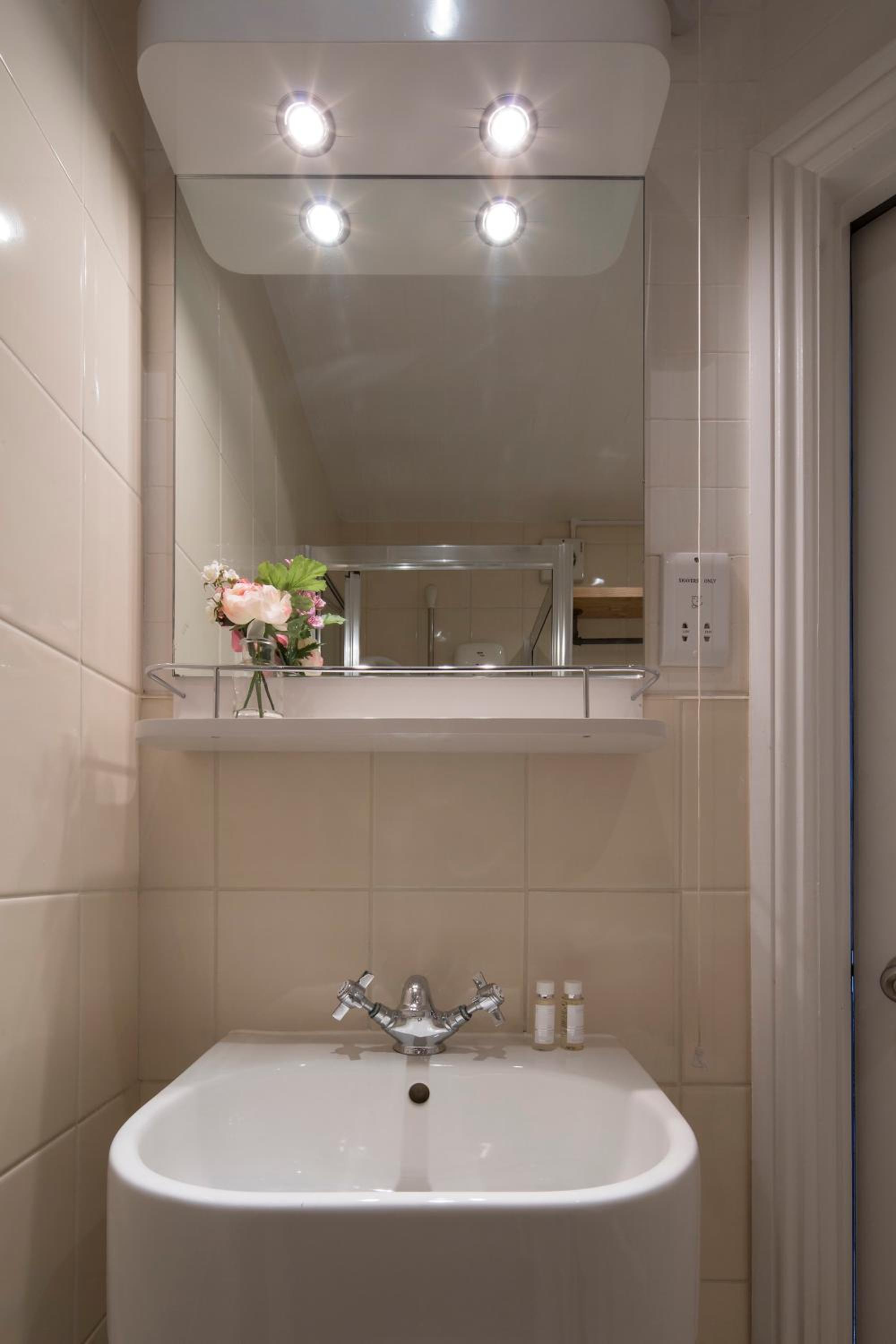Double or Twin Room - Photo 11