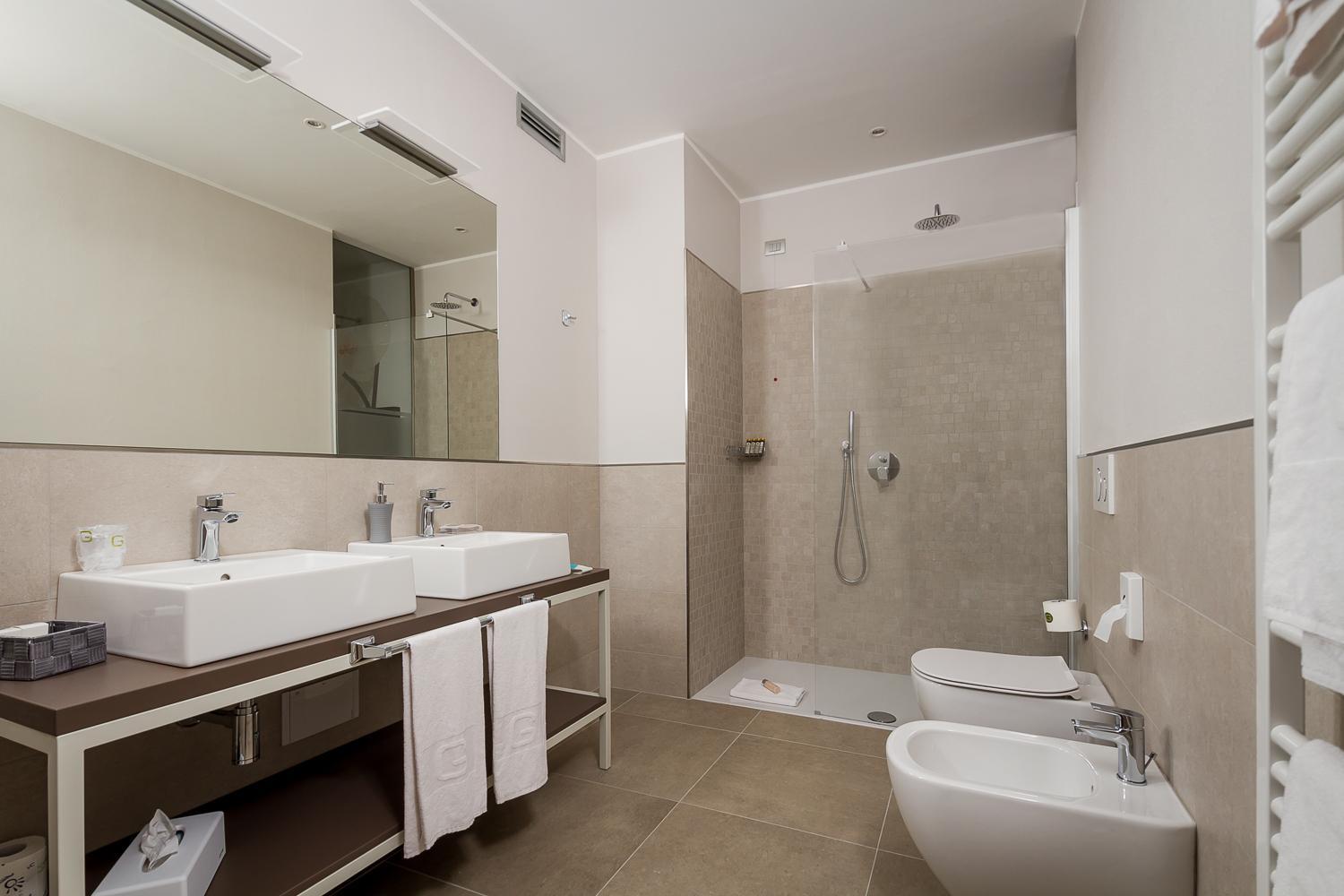 Suite with Hot Tub - Photo 3