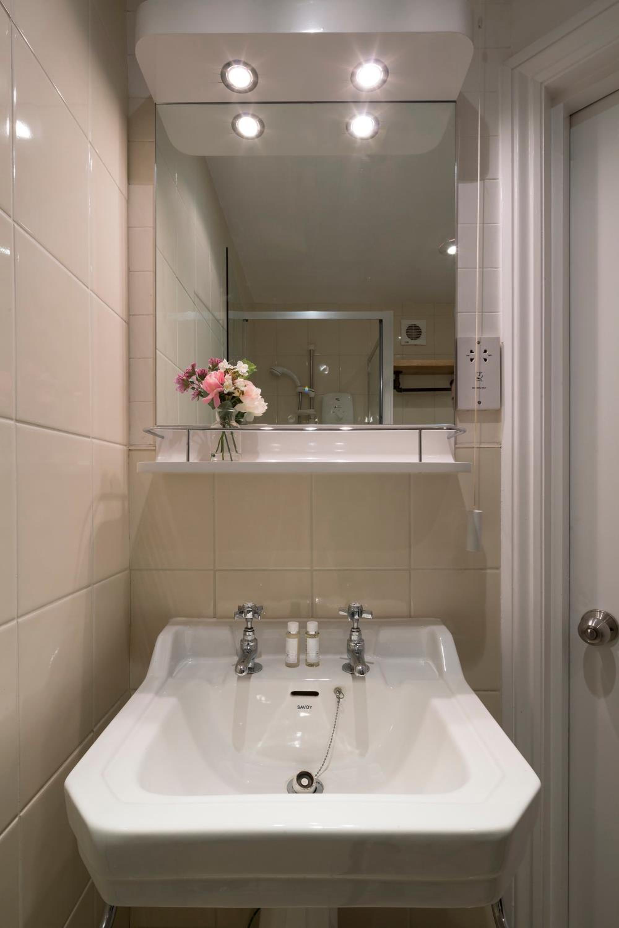 Deluxe Double or Twin Room - Photo 12