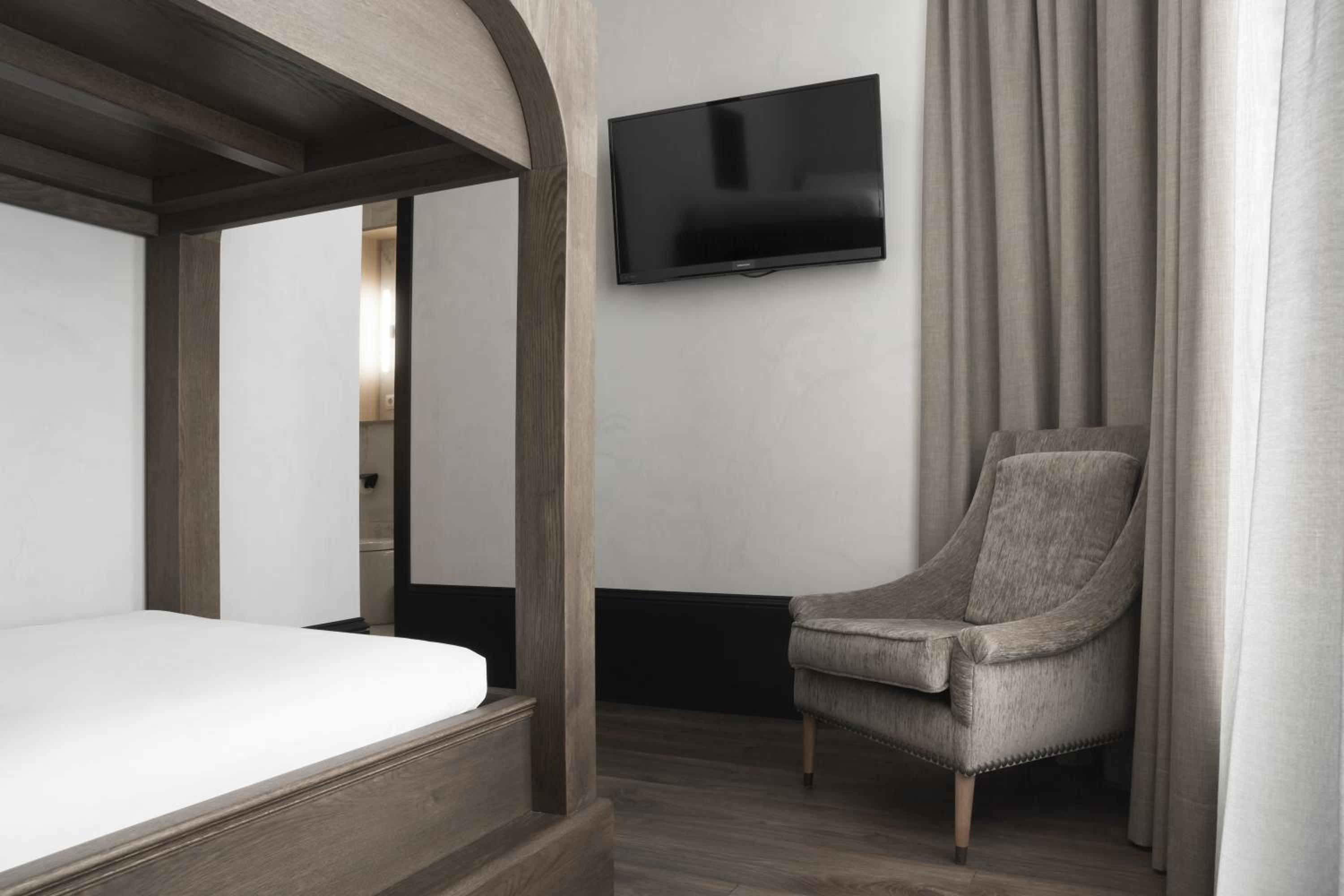 Quadruple Room (2 Adults + 2 Children) photo 2