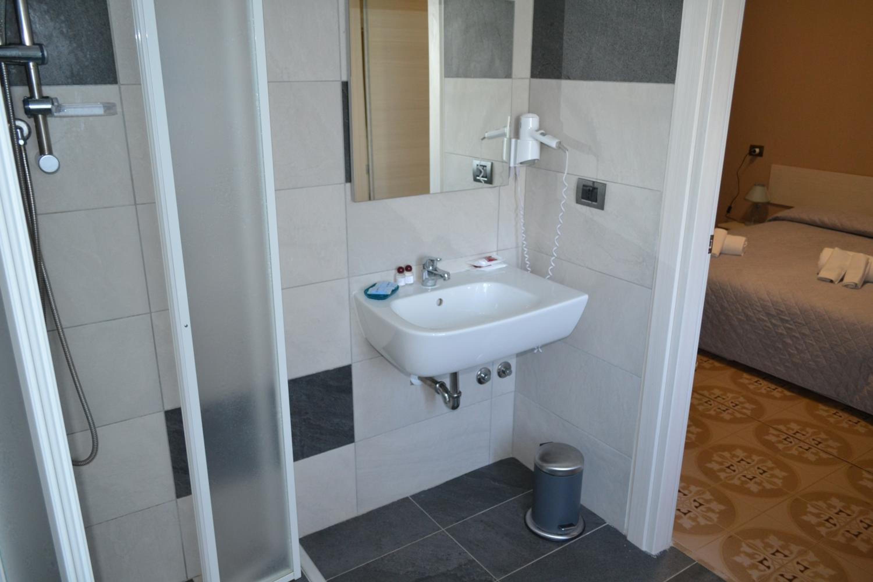 Standard Double or Twin Room photo 3