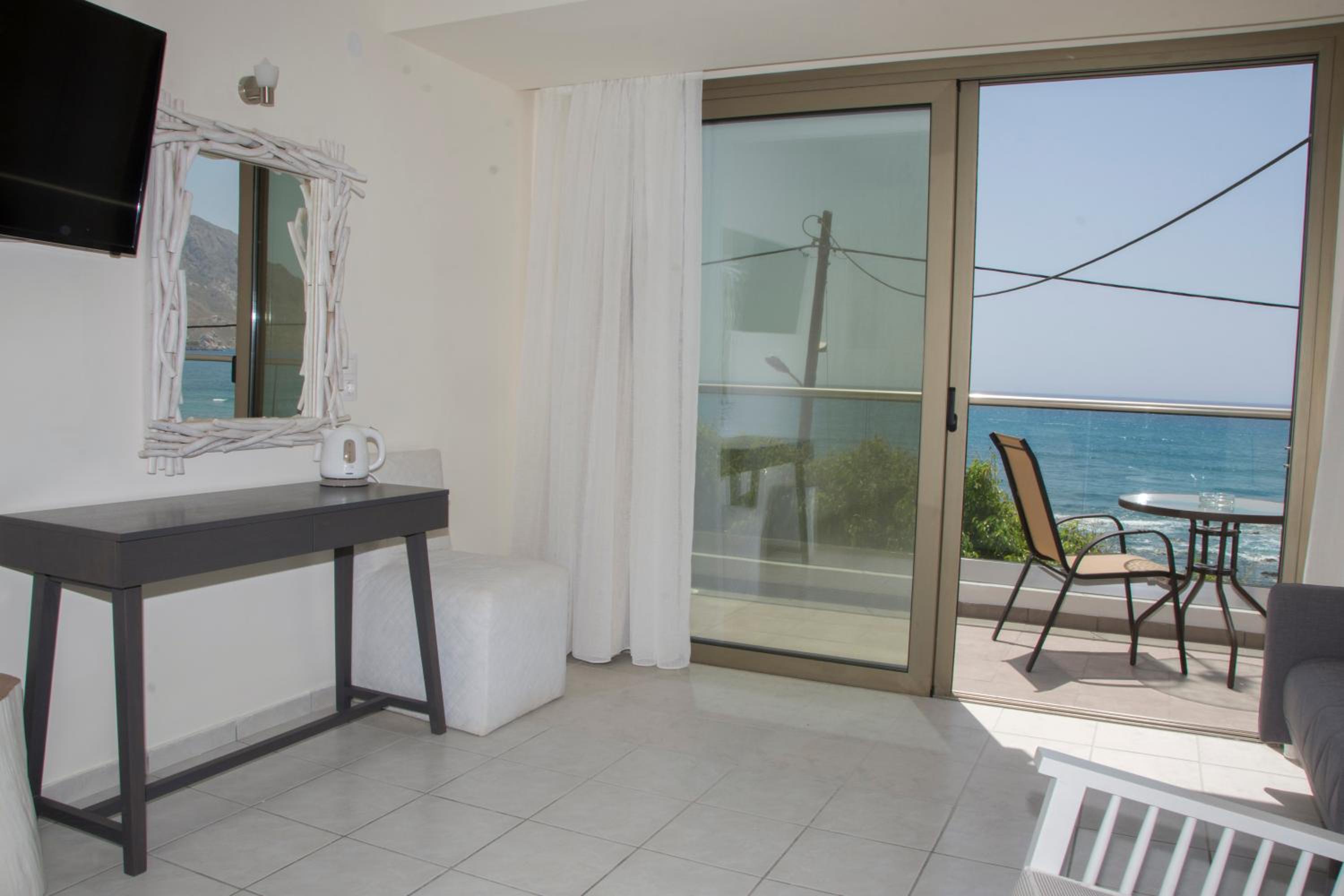 Superior Double Room with Sea View - Photo 8