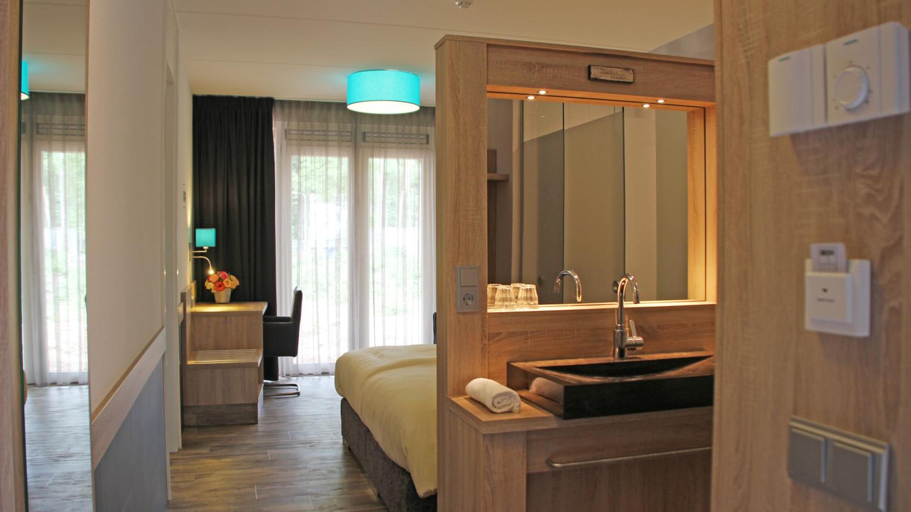Deluxe Double Room - Photo 9