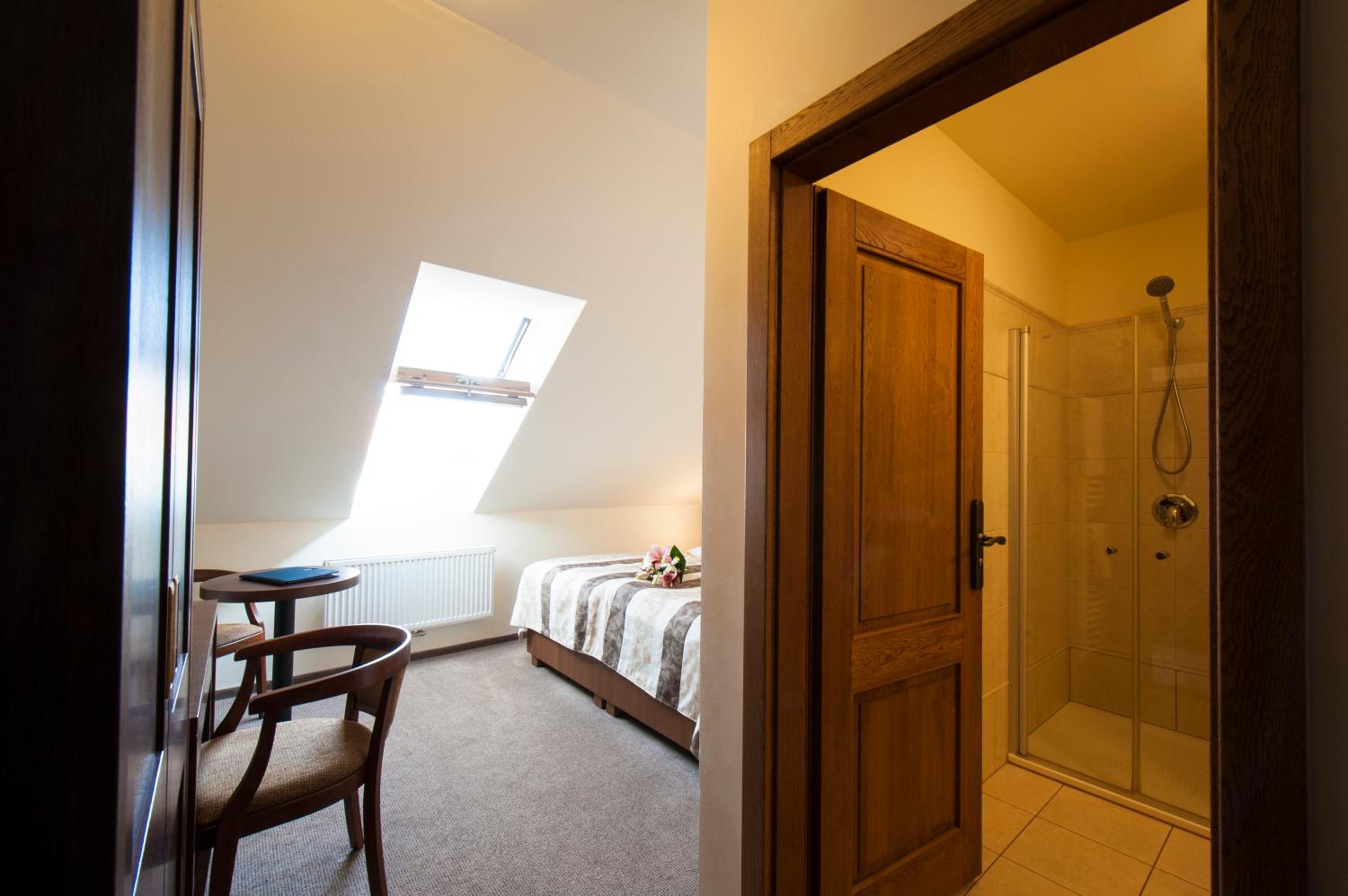 Economy Double or Twin Room - Attic - Photo 10