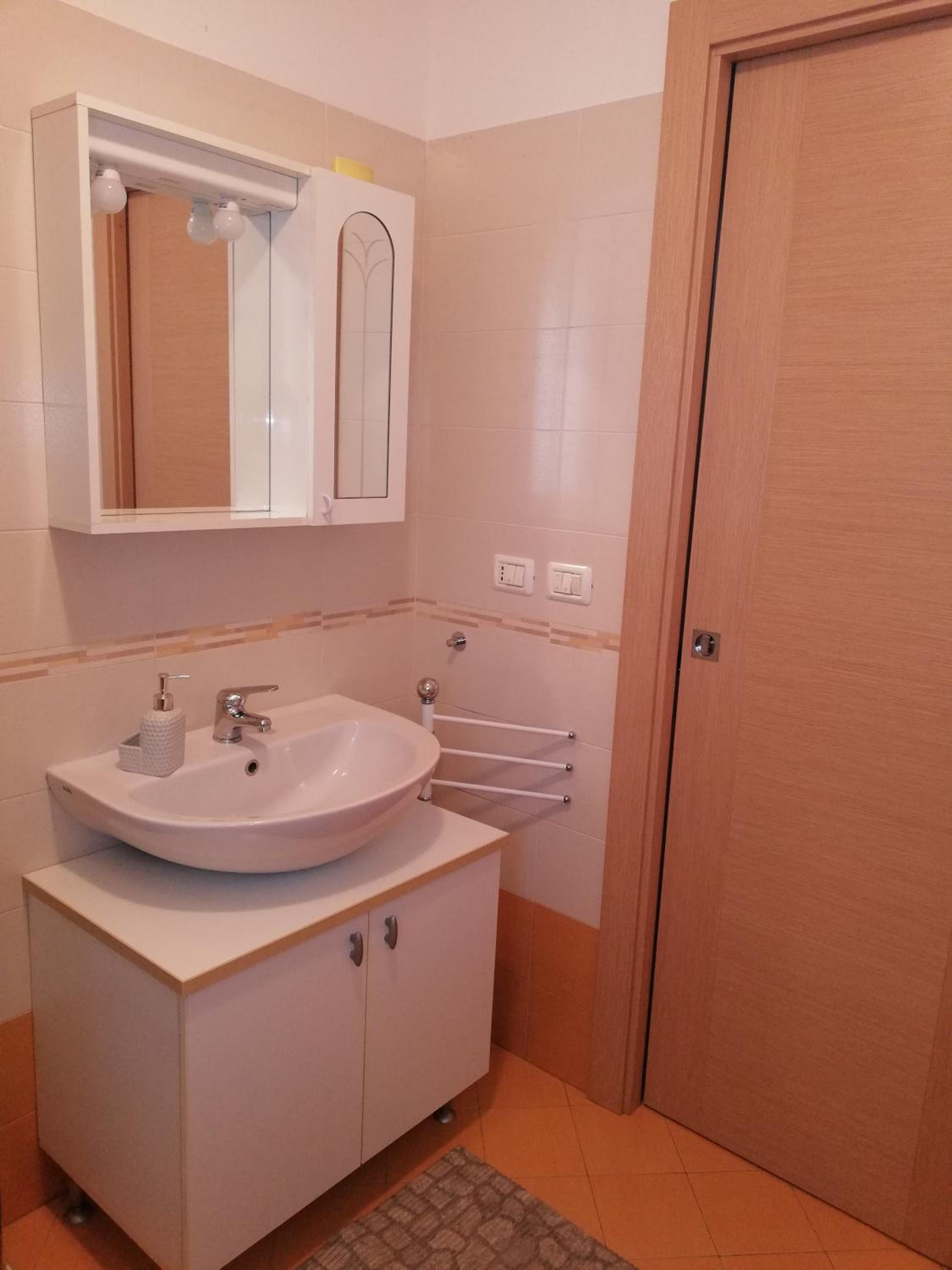 Two-Bedroom House - Photo 2