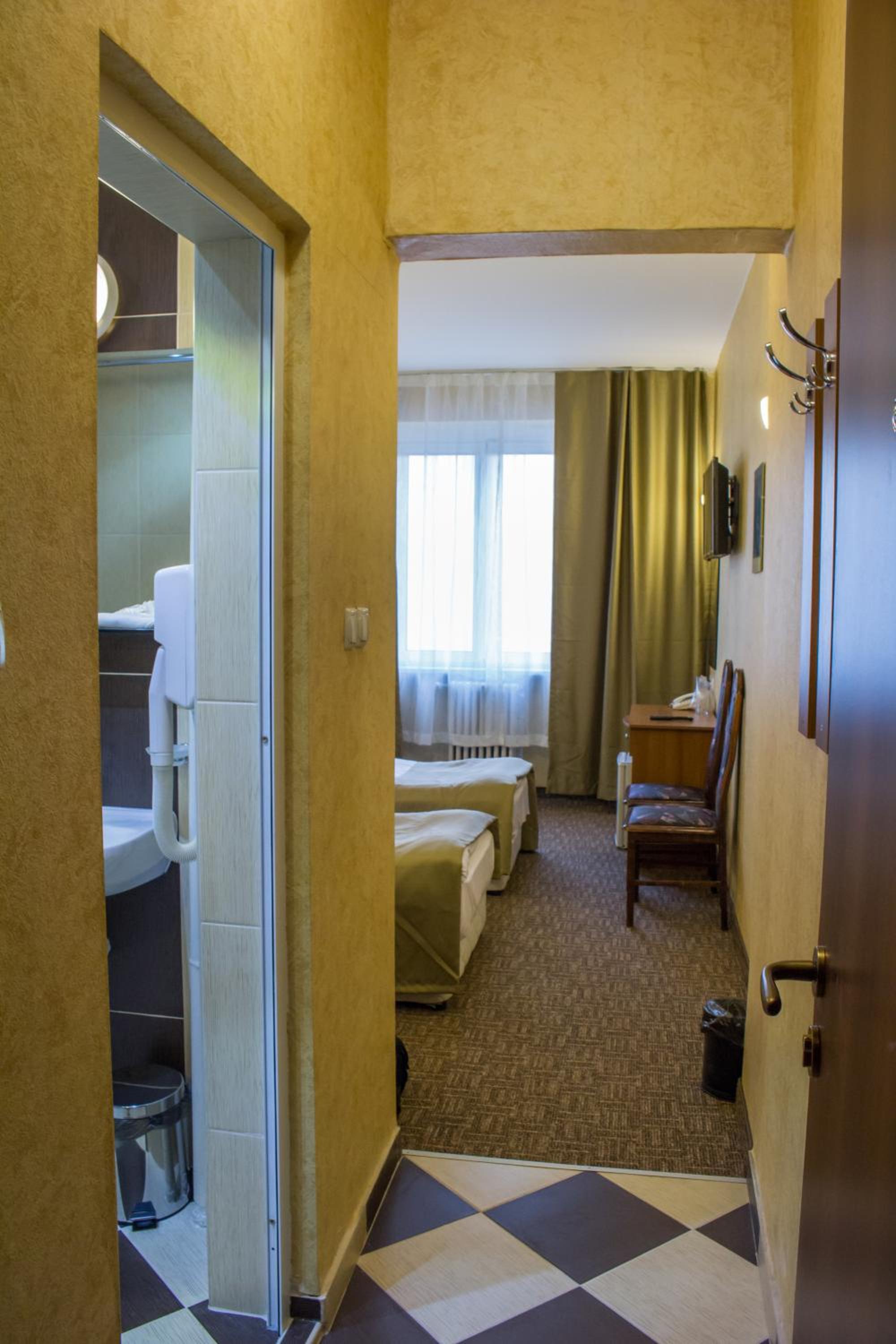 Double or Twin Room - Photo 15
