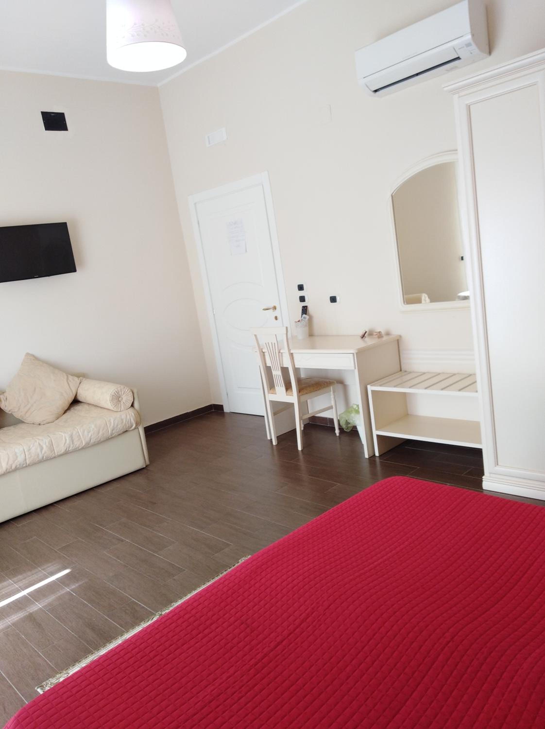 Quadruple Room with Private Bathroom - Photo 25