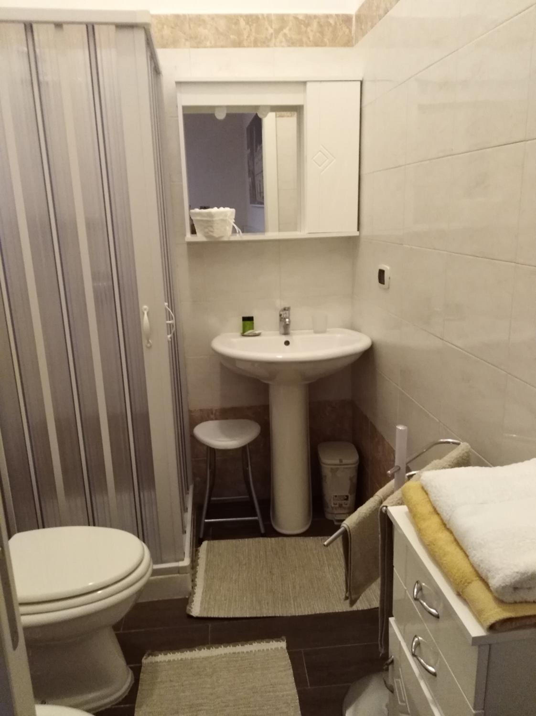 Quadruple Room with Private Bathroom - Photo 13
