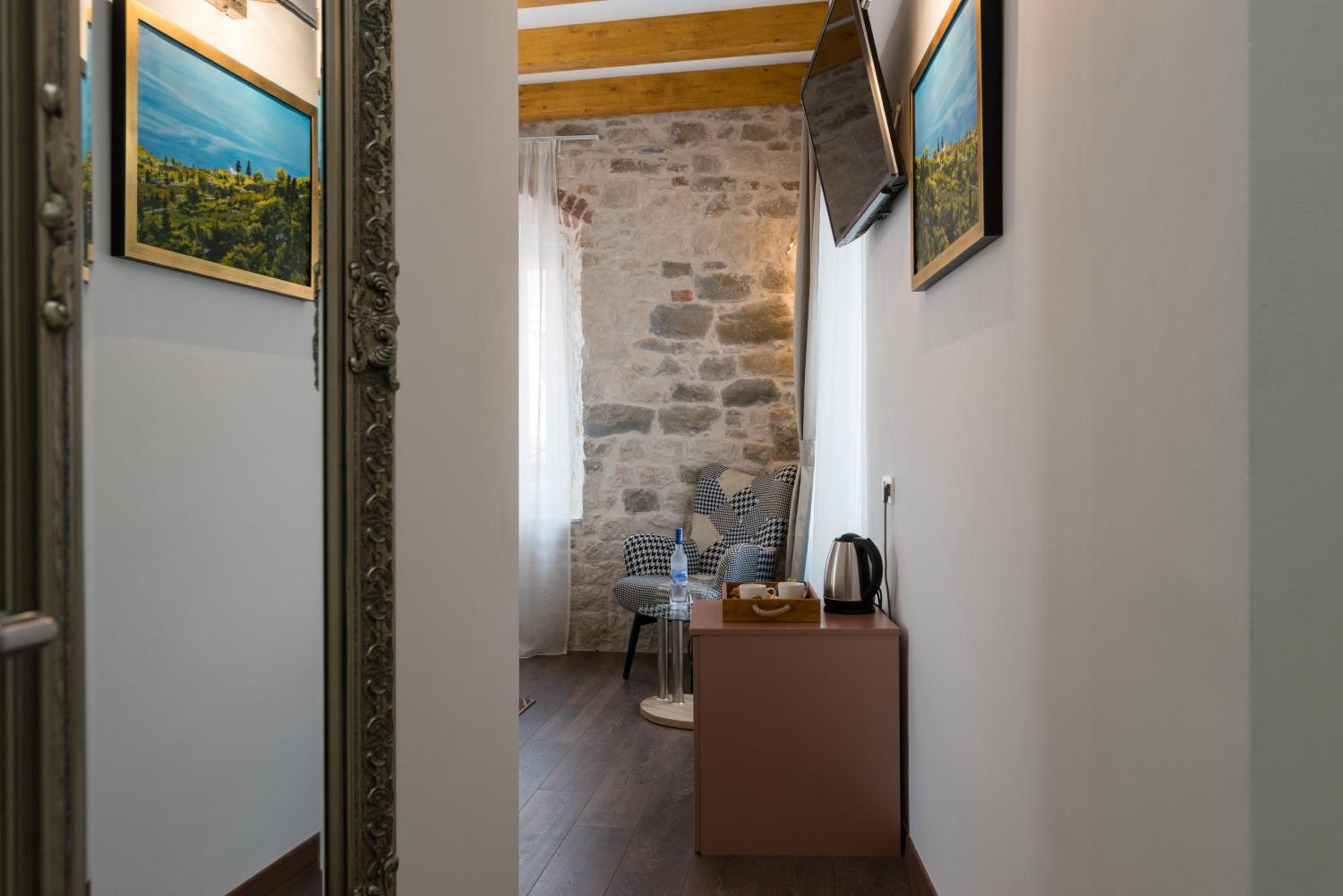 Superior King Room - Photo 8