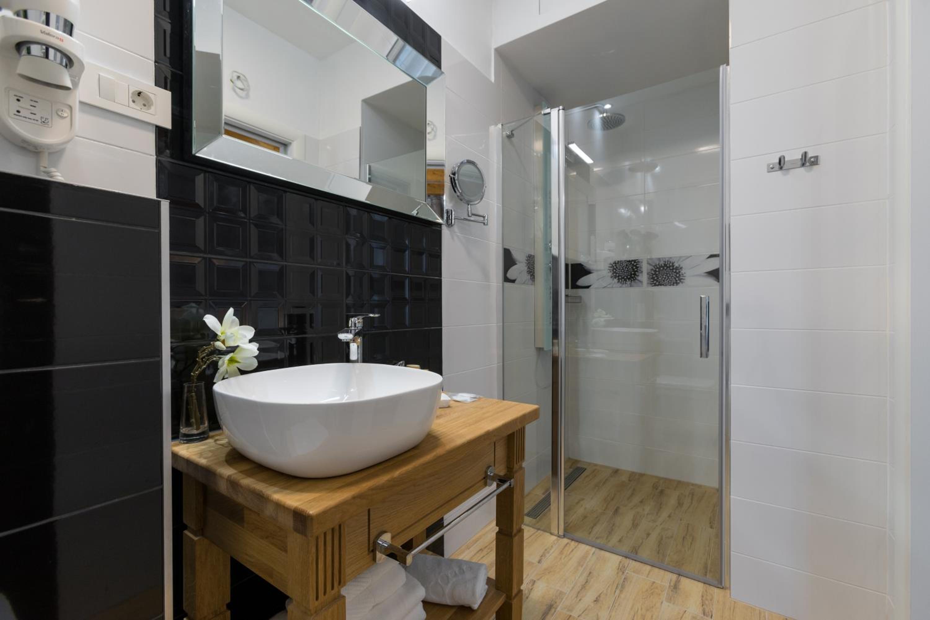 Superior King Room - Photo 9