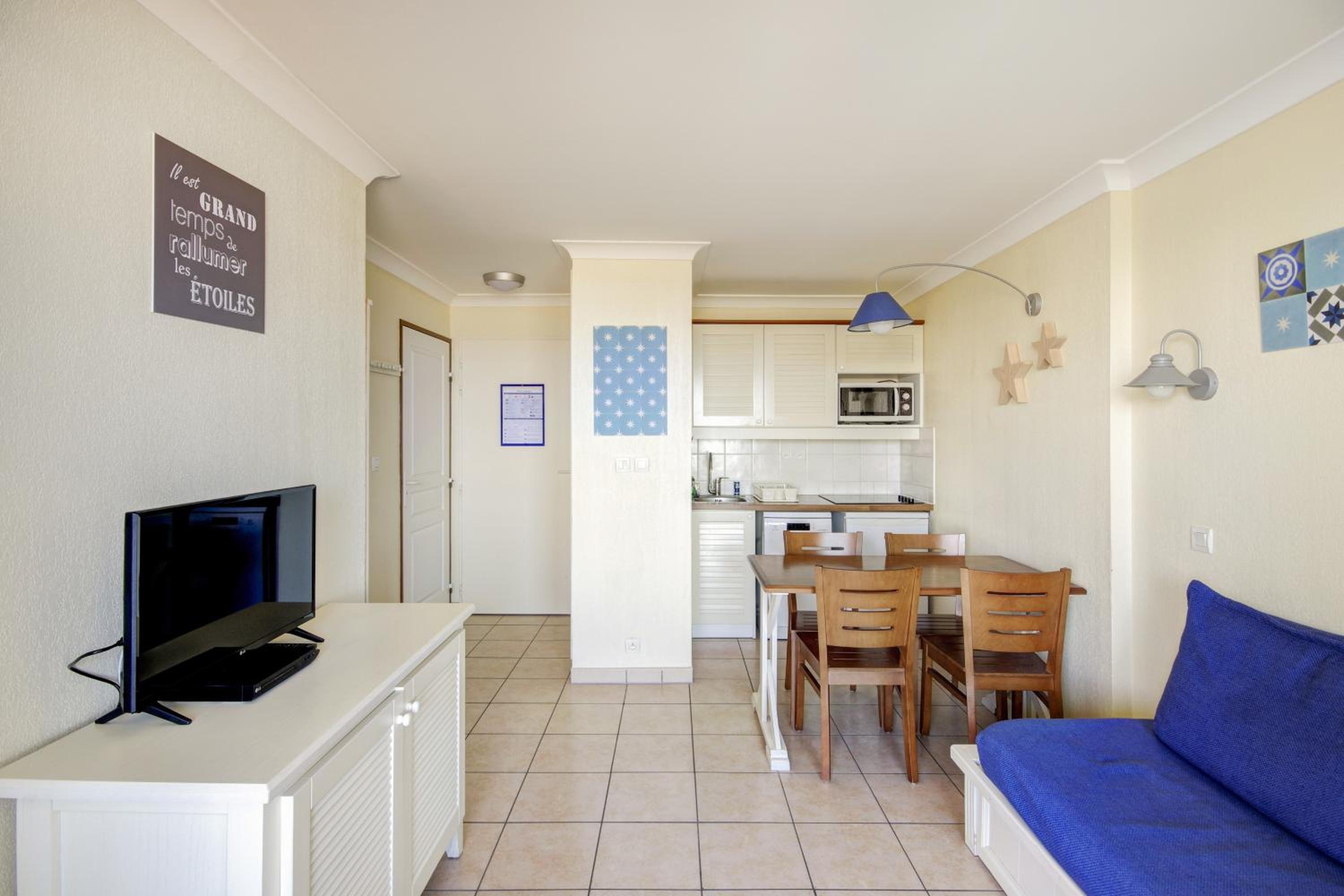 Select One-Bedroom Apartment (4 People)