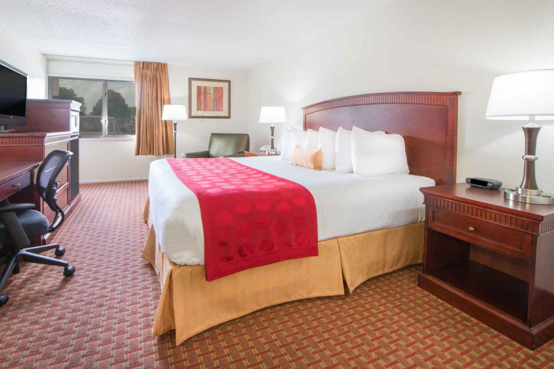 King Room - Non-Smoking - Photo 2