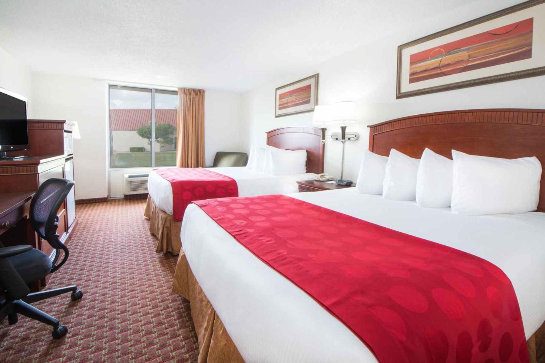 Queen Room with Two Queen Beds - Non-Smoking - Photo 4