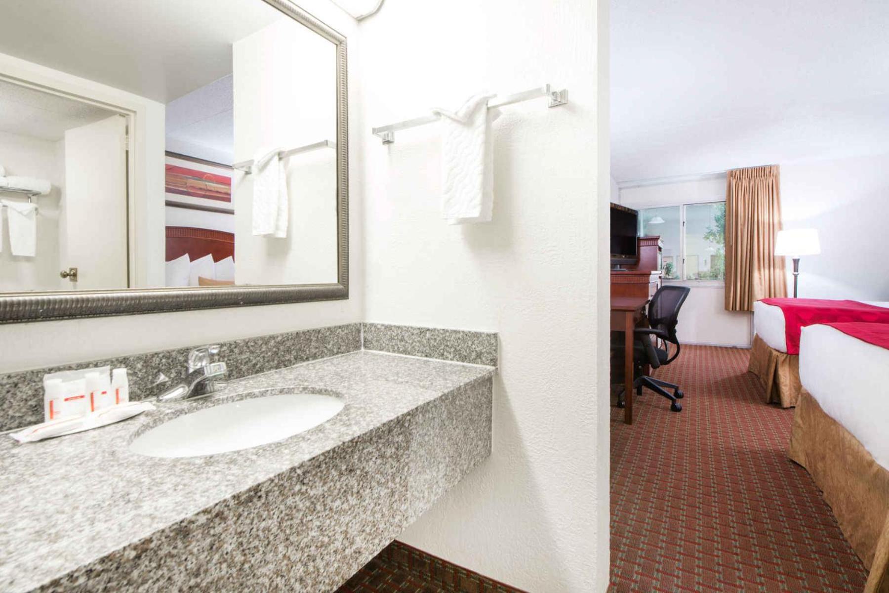 Double Room with Two Double Beds - Non-Smoking - Photo 4