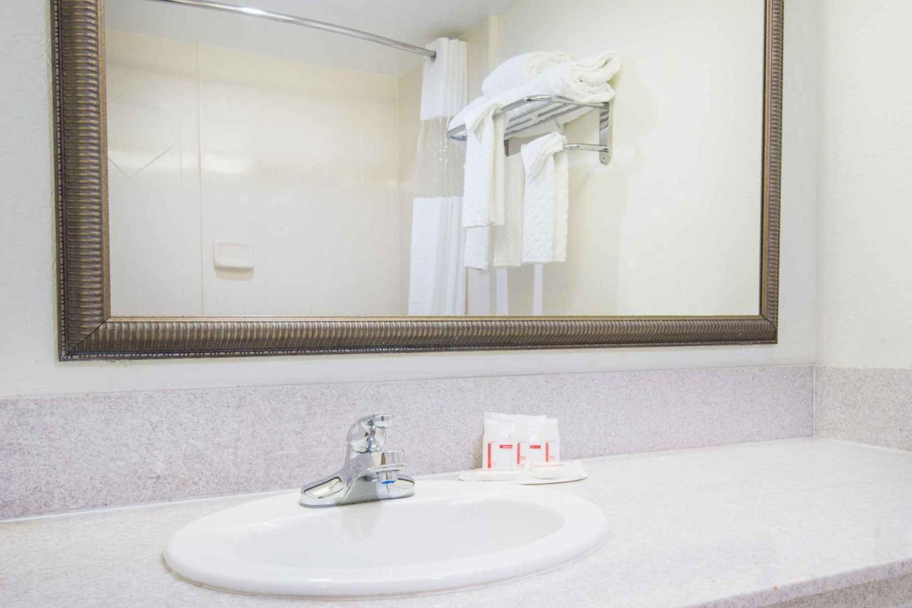 Double Room with Two Double Beds - Non-Smoking - Photo 5