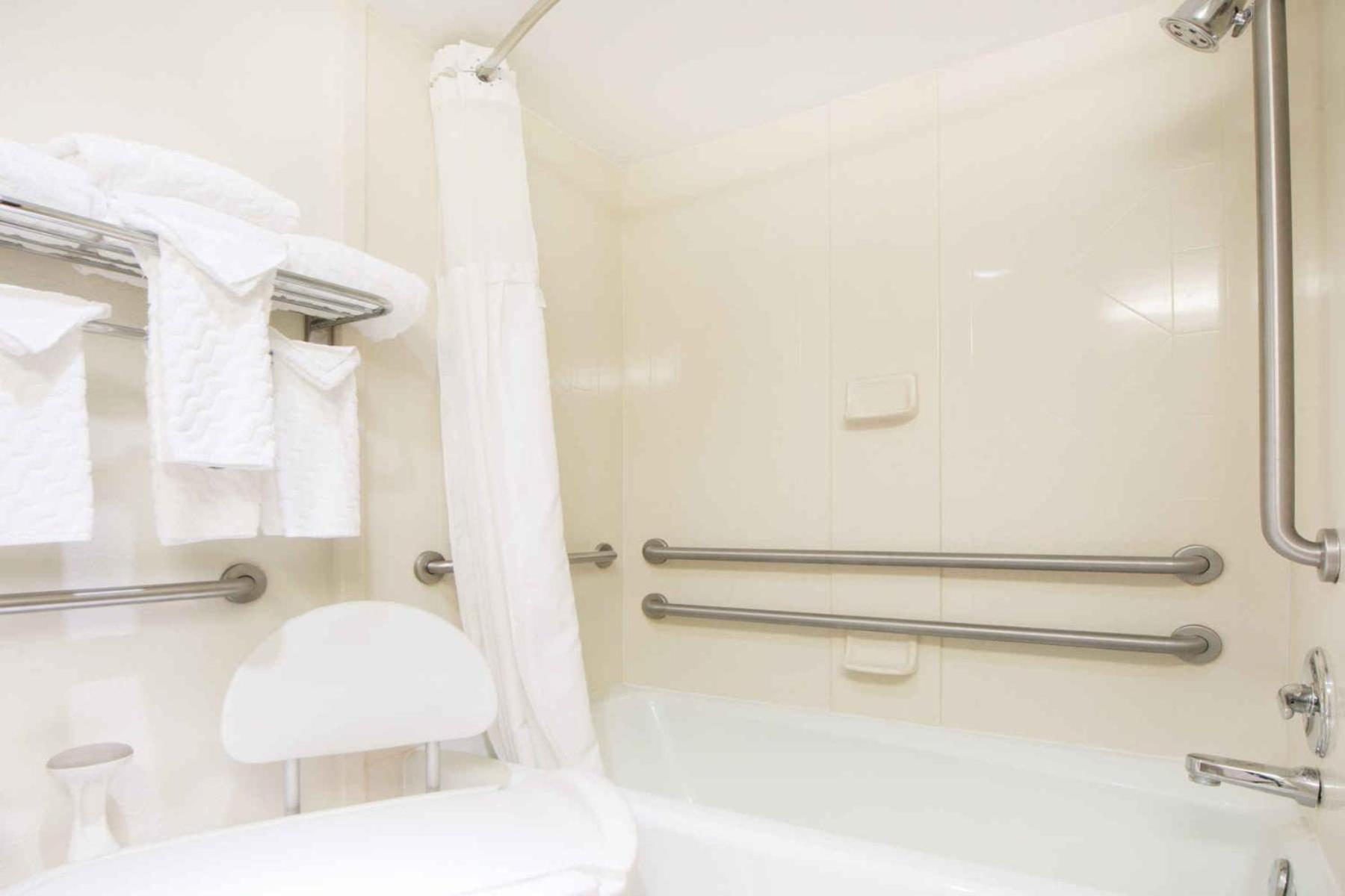 Queen Room with Two Queen Beds - Mobility Access/Non-Smoking - Photo 3