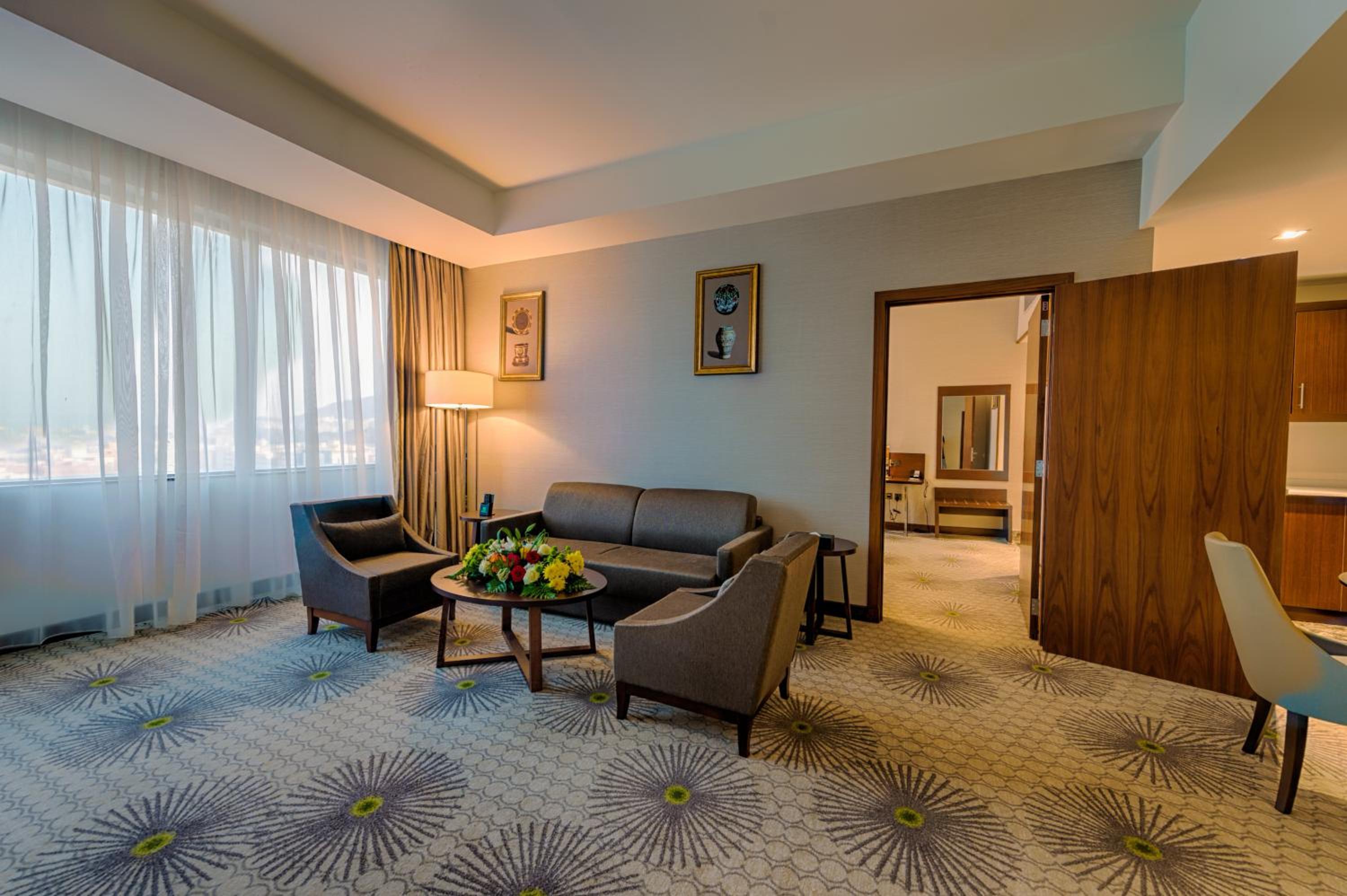 Executive Suite - Photo 2