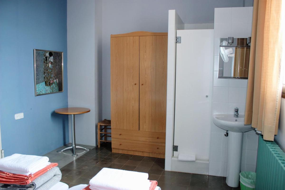 Double Room with Private Shower and Shared Bathroom photo 2