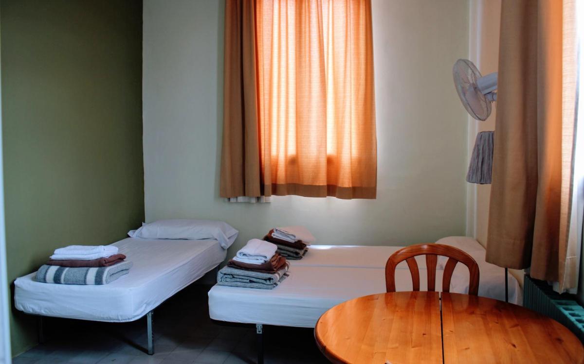 Quadruple Room with Private Shower and shared Bathroom photo 2