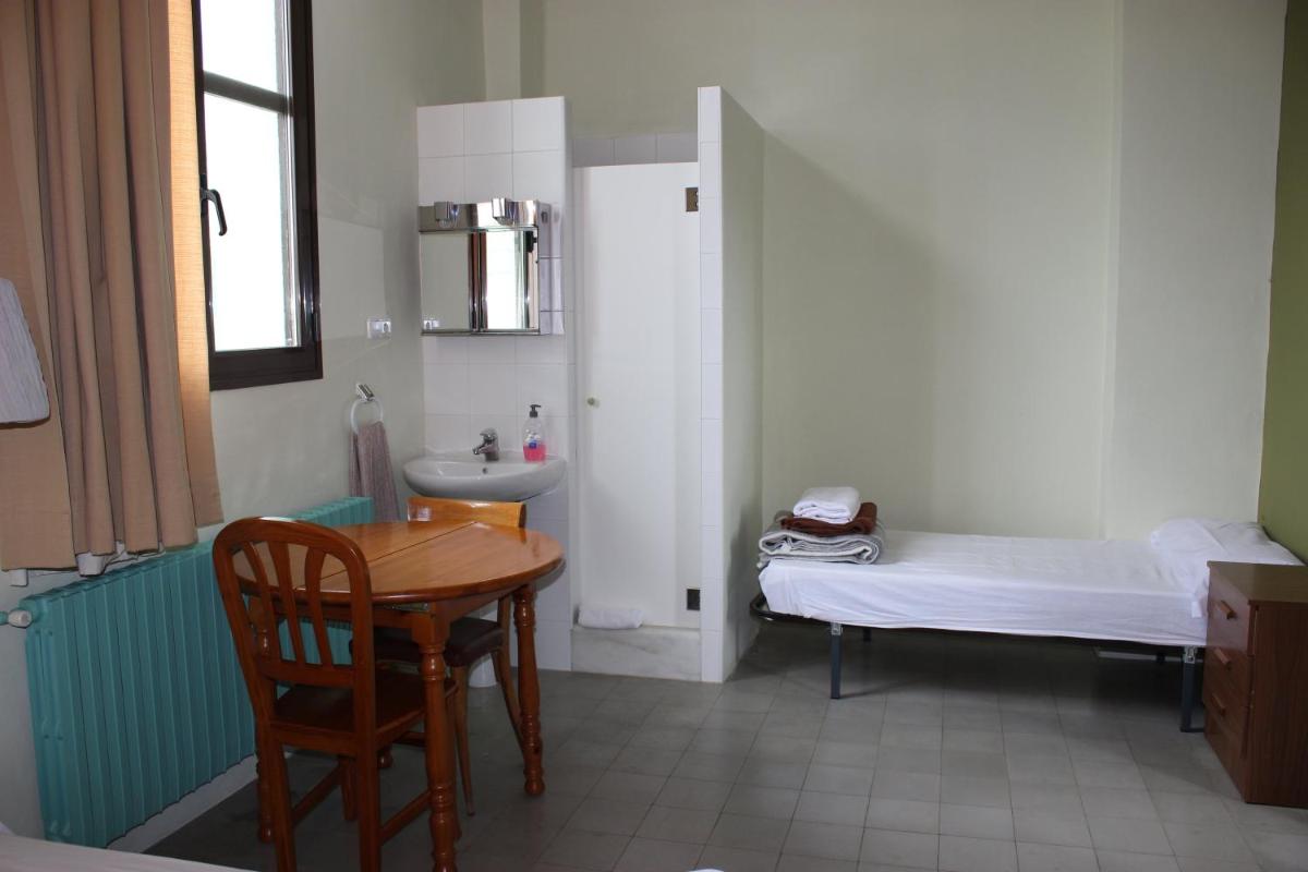 Quadruple Room with Private Shower and shared Bathroom photo 1