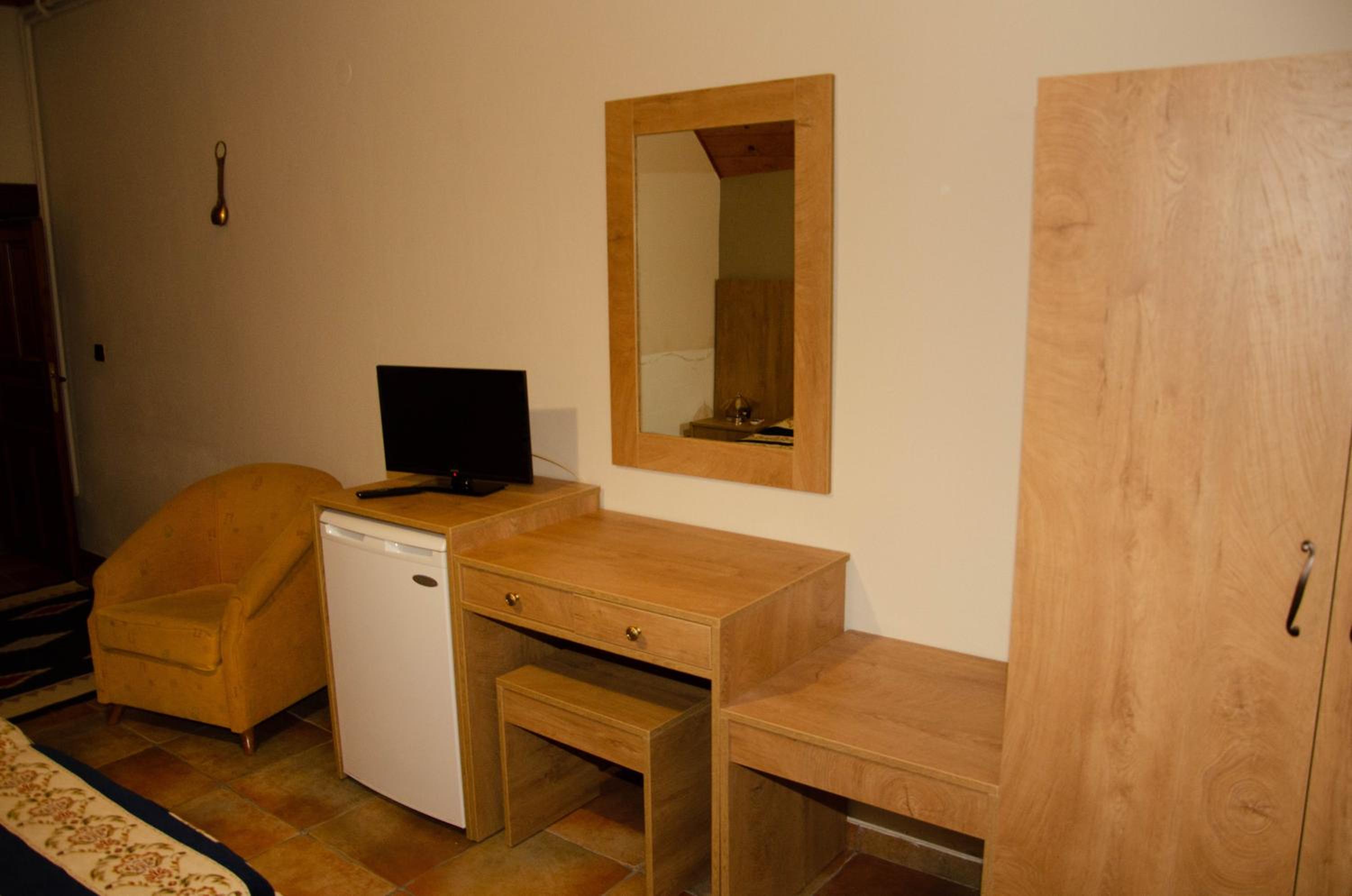 Economy Triple Room photo 2