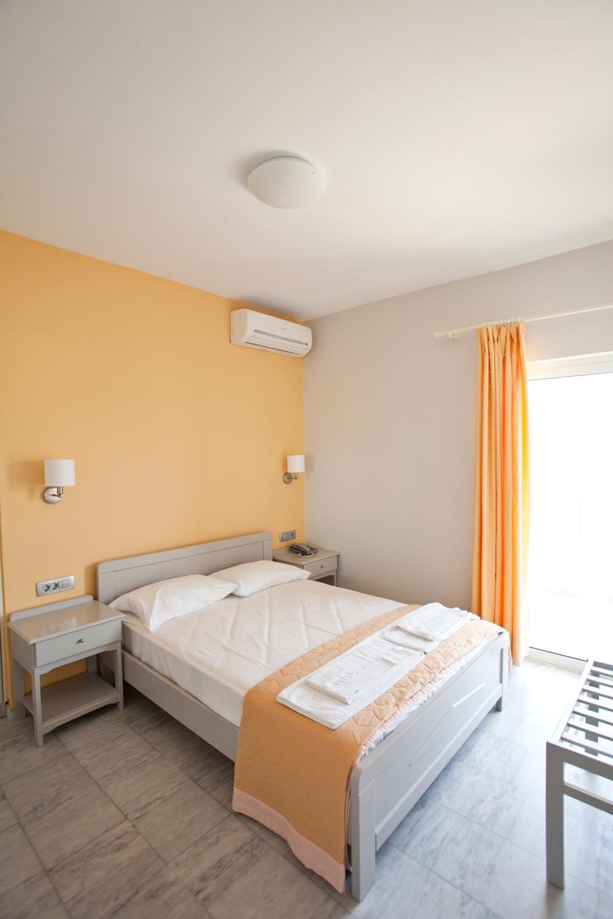 Superior One-Bedroom Apartment (4 Adults)