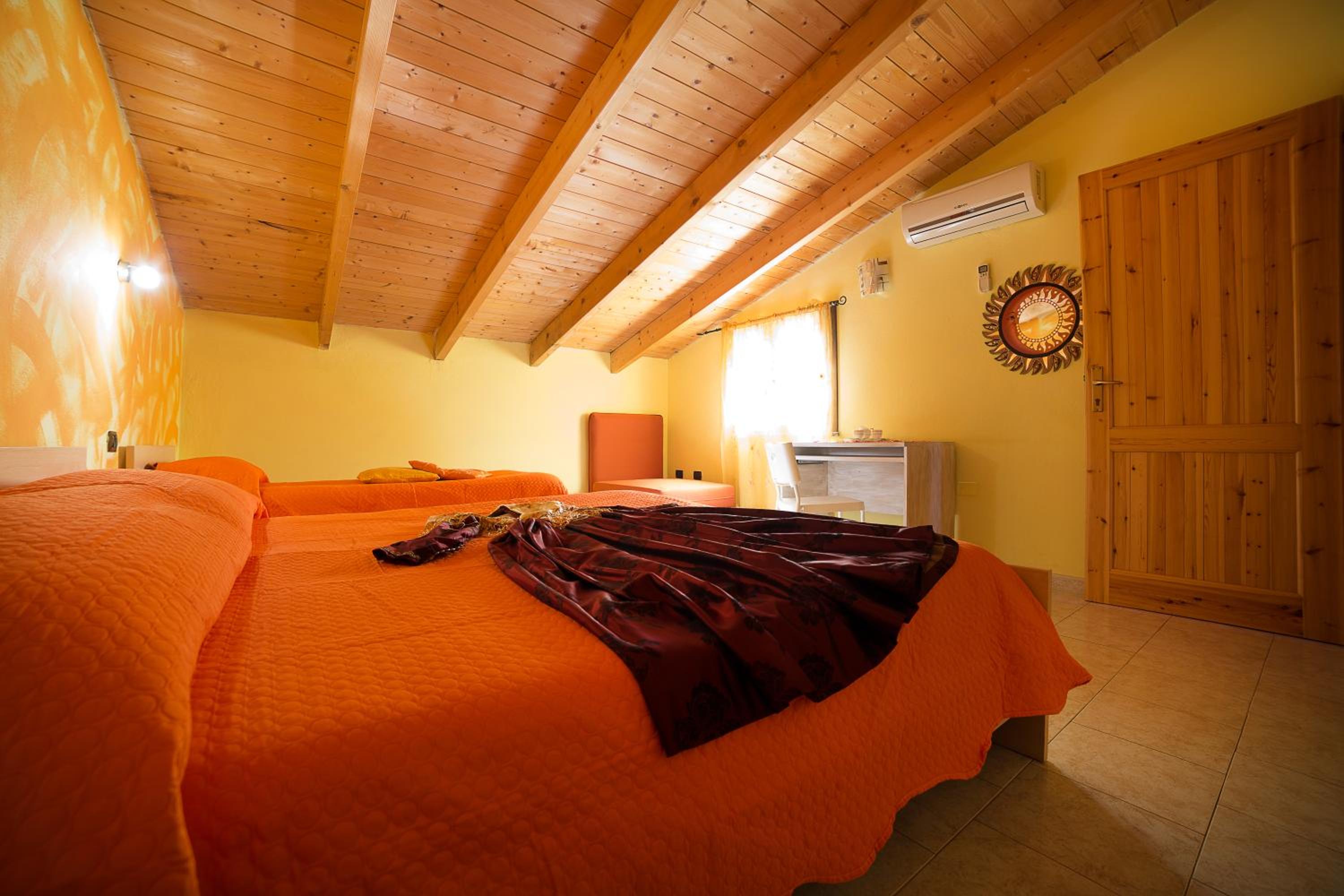 Double or Twin Room with Private External Bathroom - Photo 8