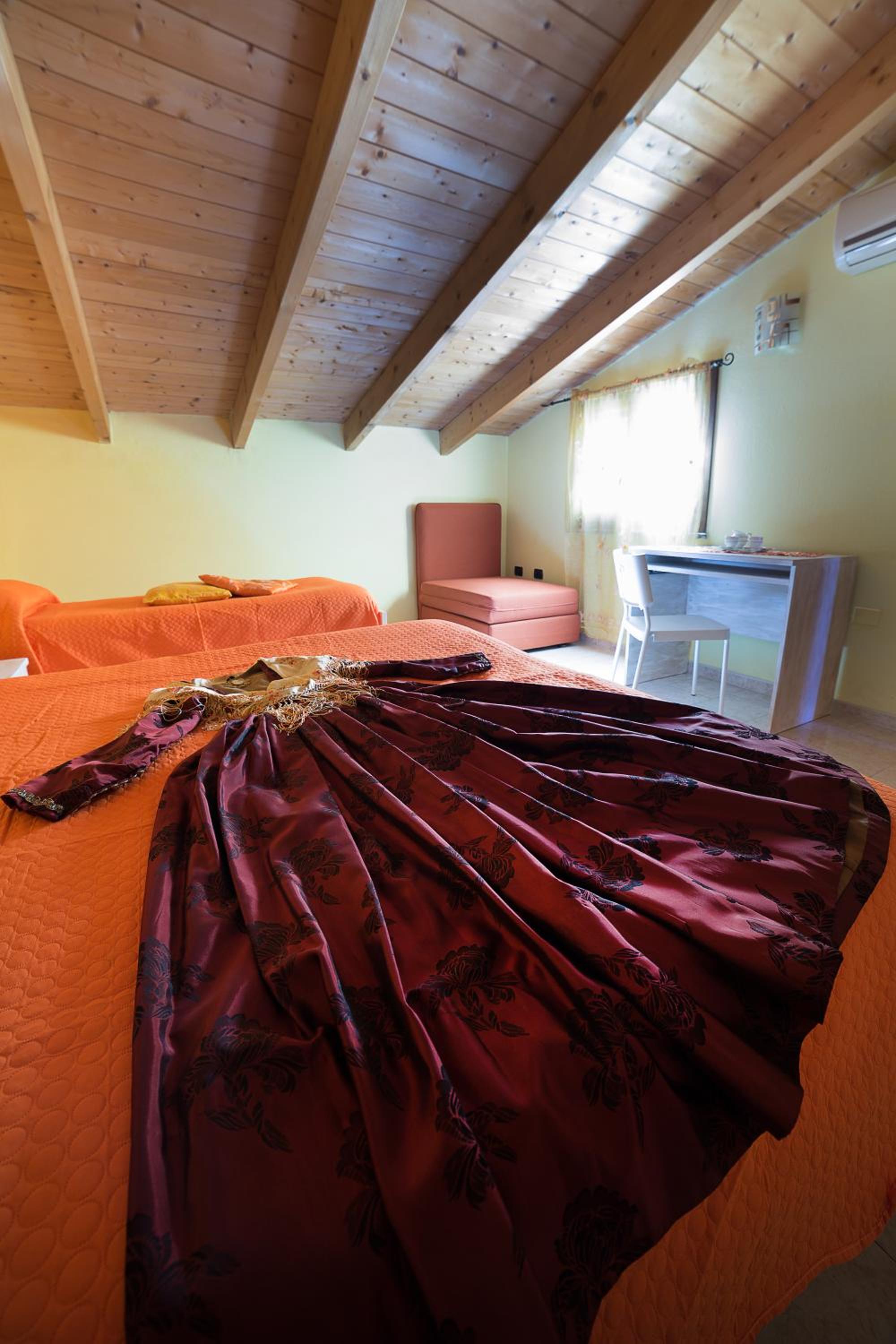 Double or Twin Room with Private External Bathroom - Photo 7