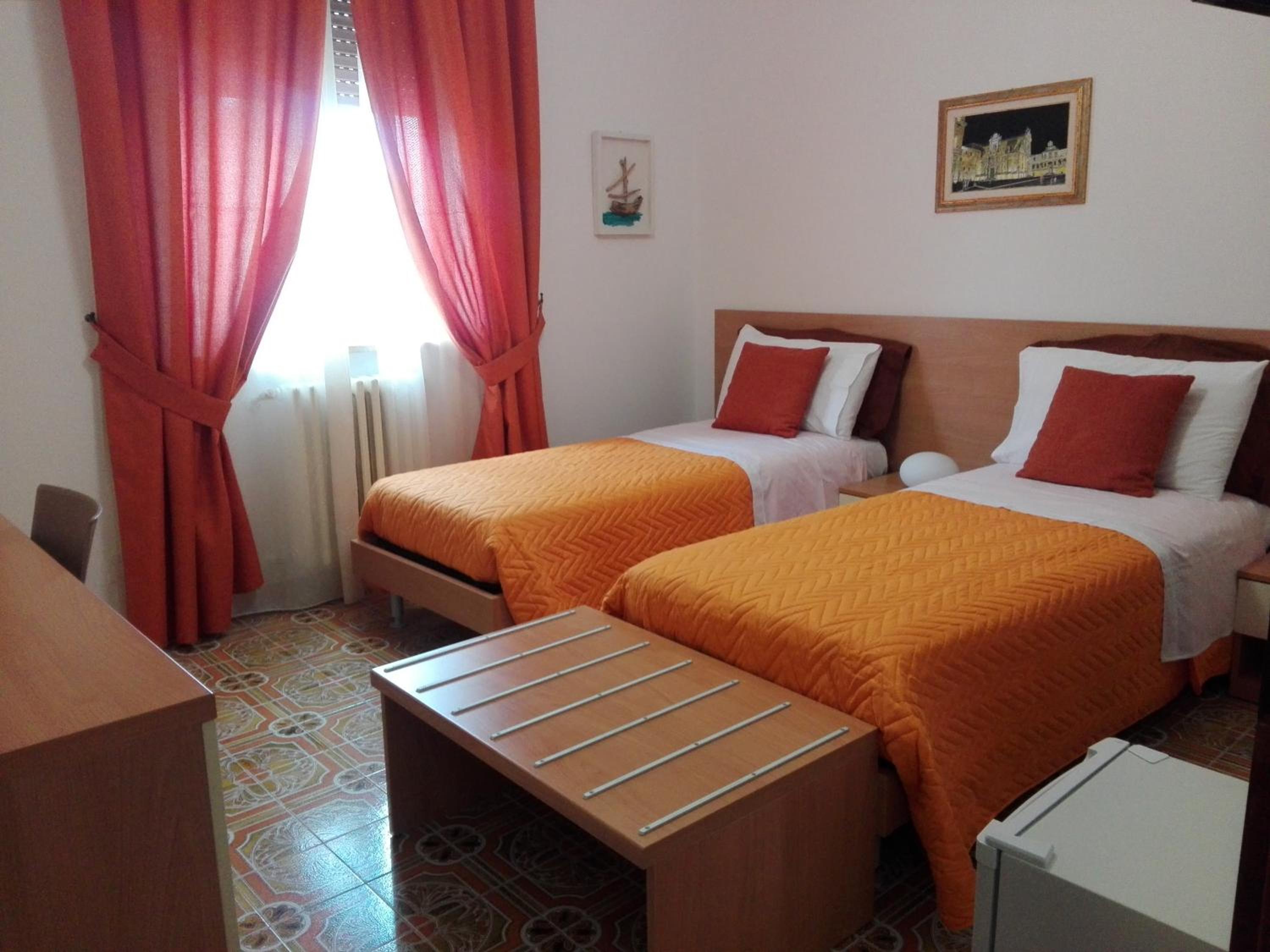 Double or Twin Room with Private Bathroom - Photo 4