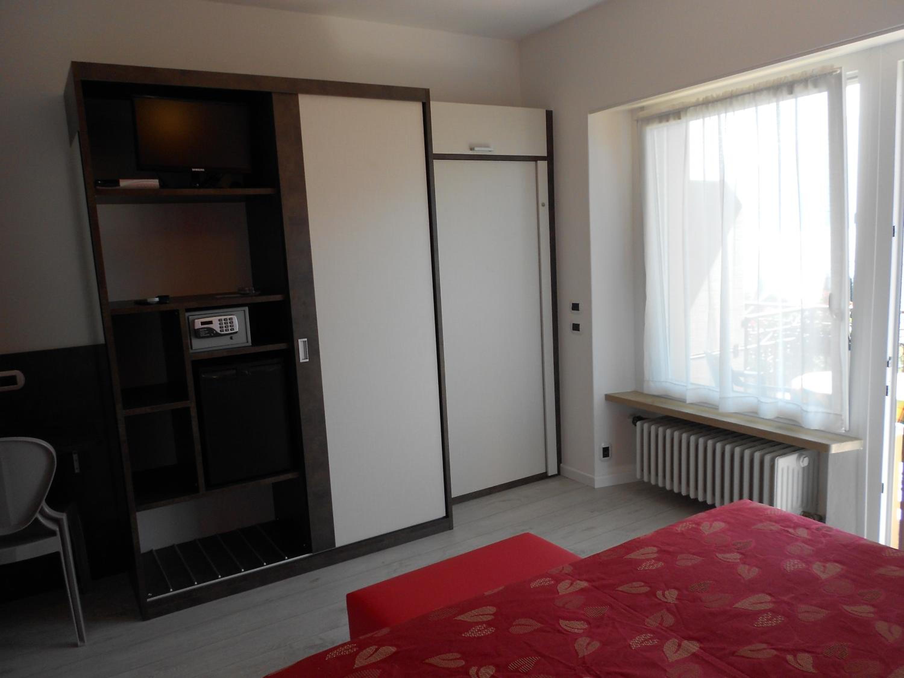 Triple Room with Balcony and Lake View - Photo 13