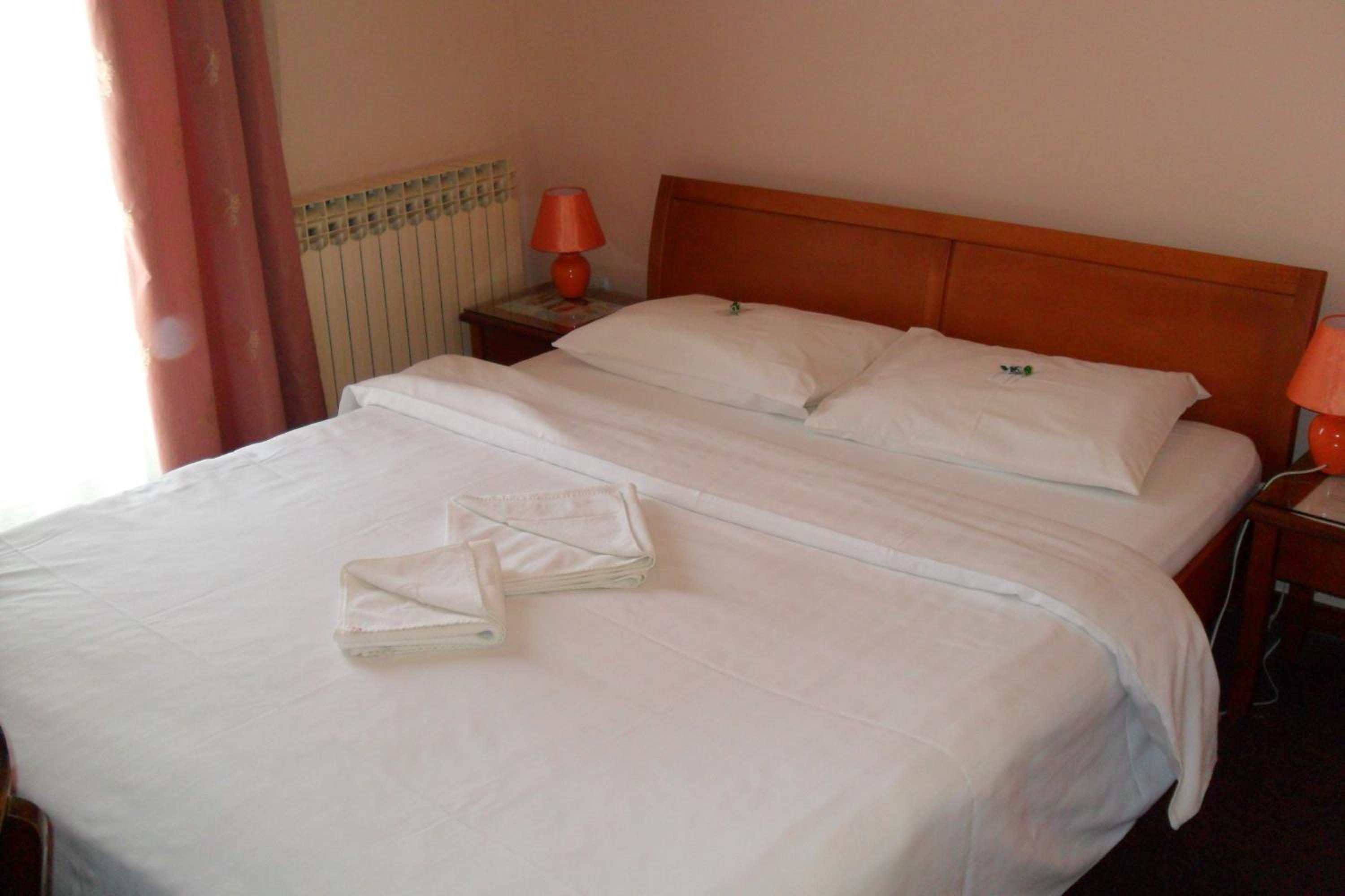 Double Room - Photo 7