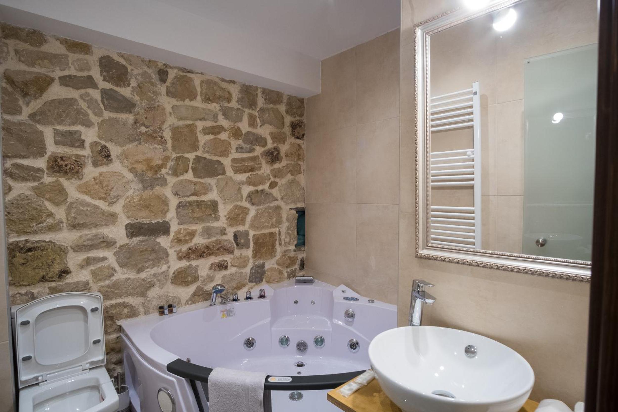 Deluxe Double or Twin Room with Terrace and Spa Bath - Photo 4