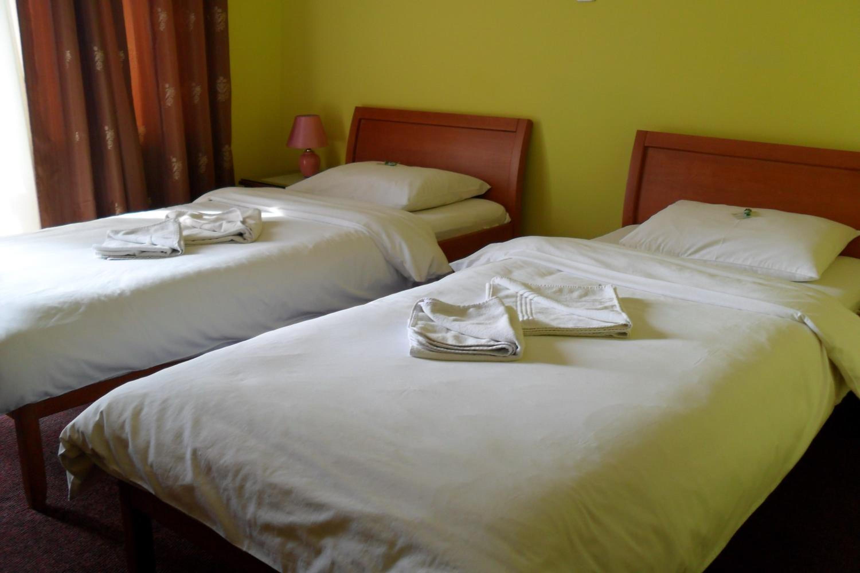 Twin Room - Photo 2