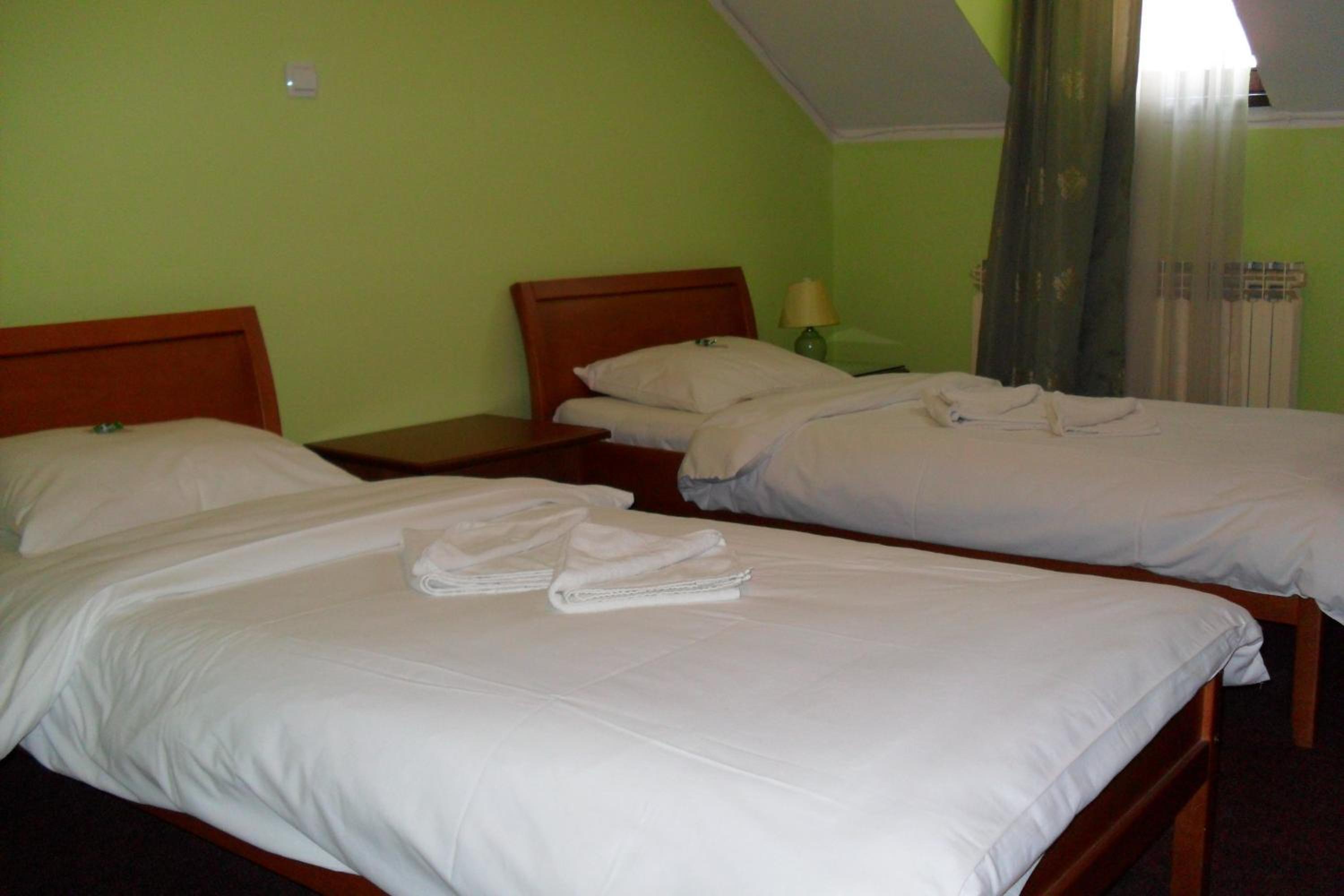 Twin Room - Photo 10