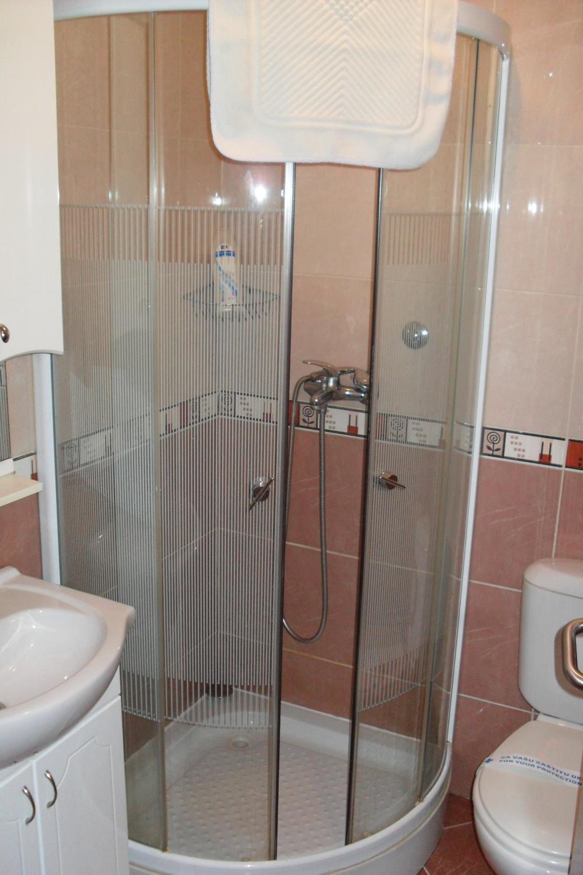 Twin Room - Photo 3