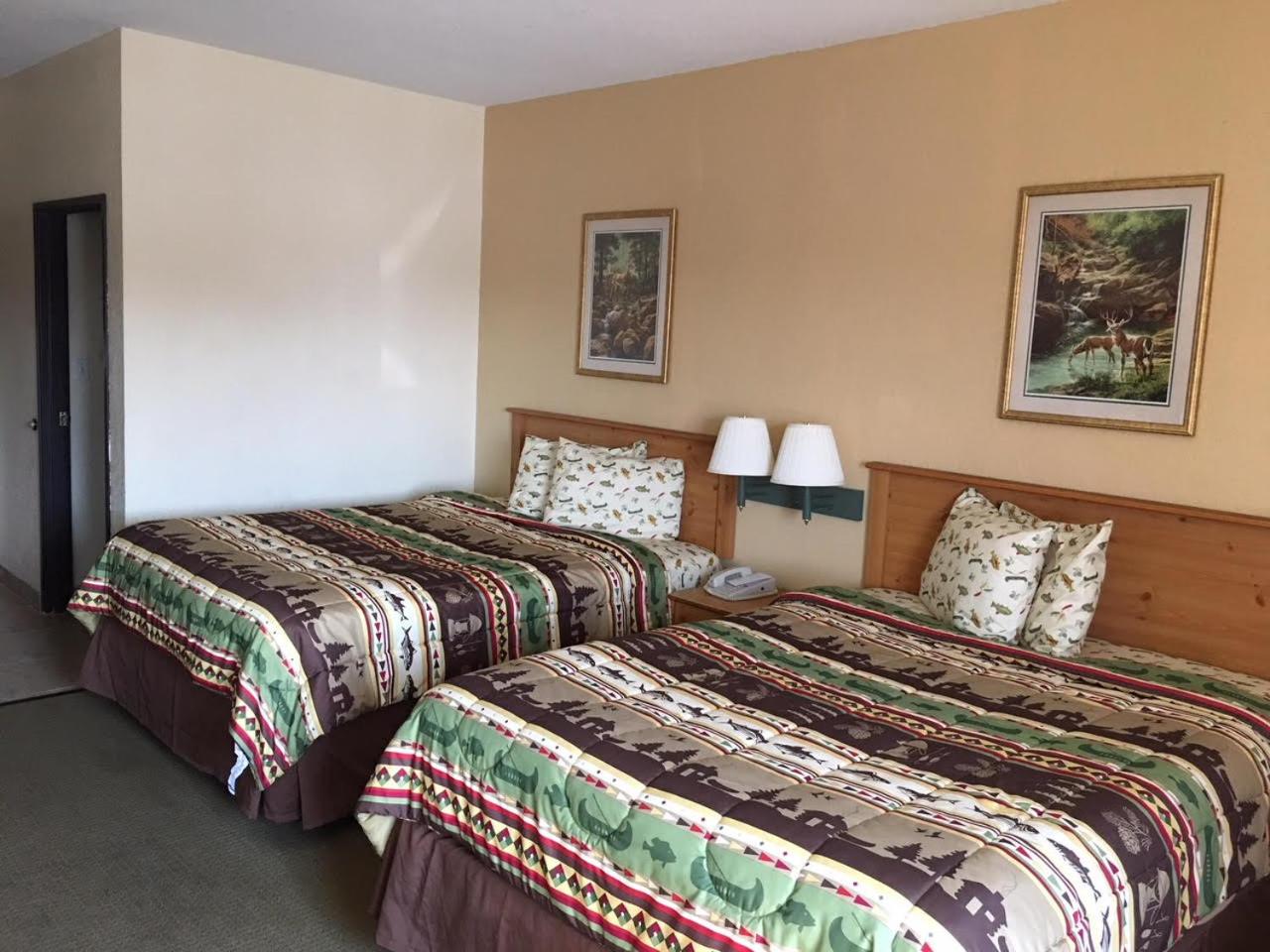 Queen Room with Two Queen Beds - Non-Smoking - Photo 1